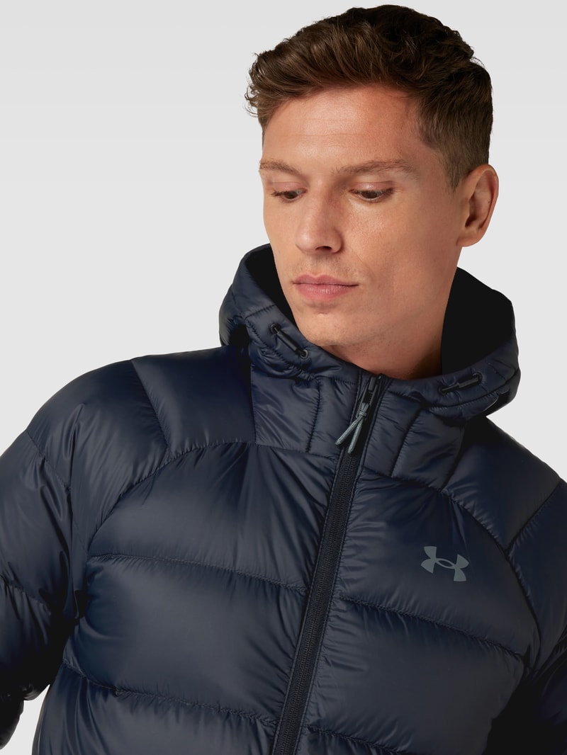 Daunenjacke mit Kapuze in schwarz