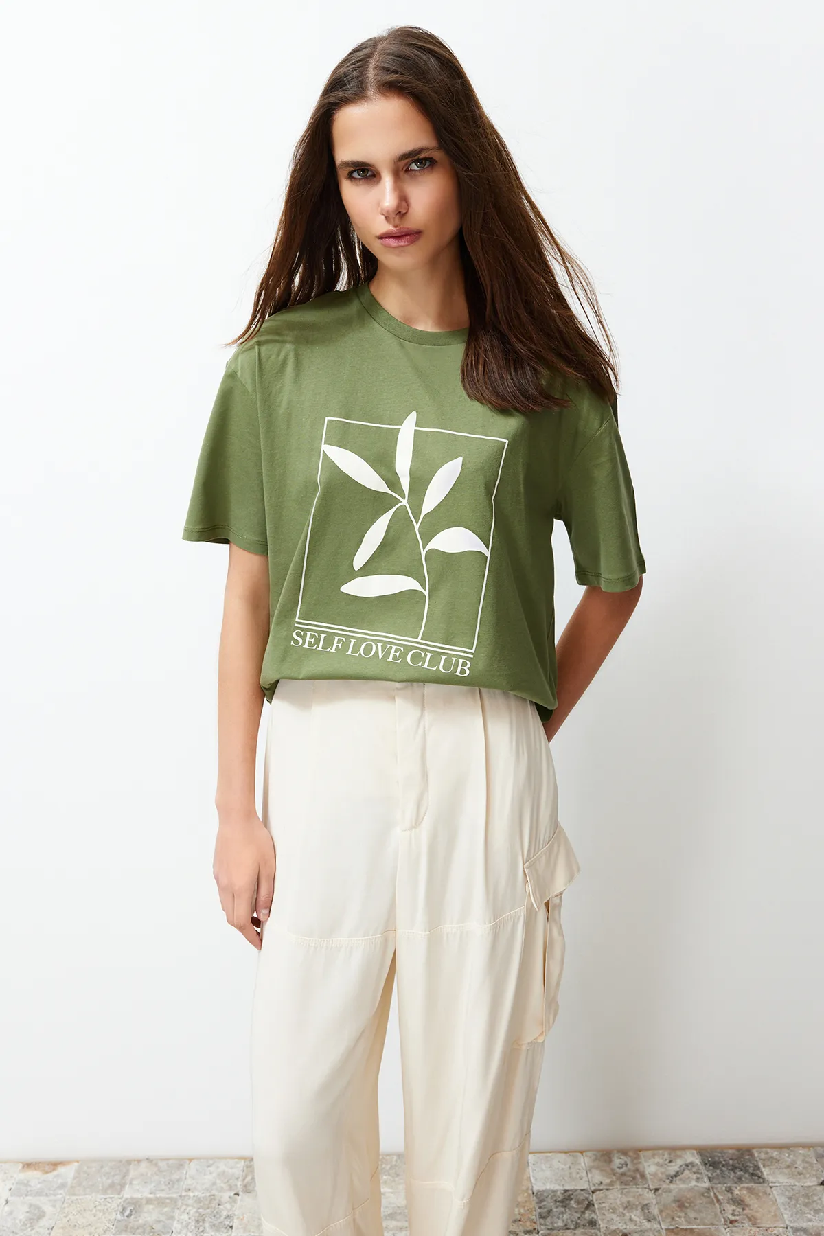 Trendyol Collection  Khakifarbenes, 100 % Baumwolle bedrucktes, entspanntes/weites, entspannt geschnittenes Strick-T-Shirt mit Rundhalsausschnitt TWOSS23TS00267