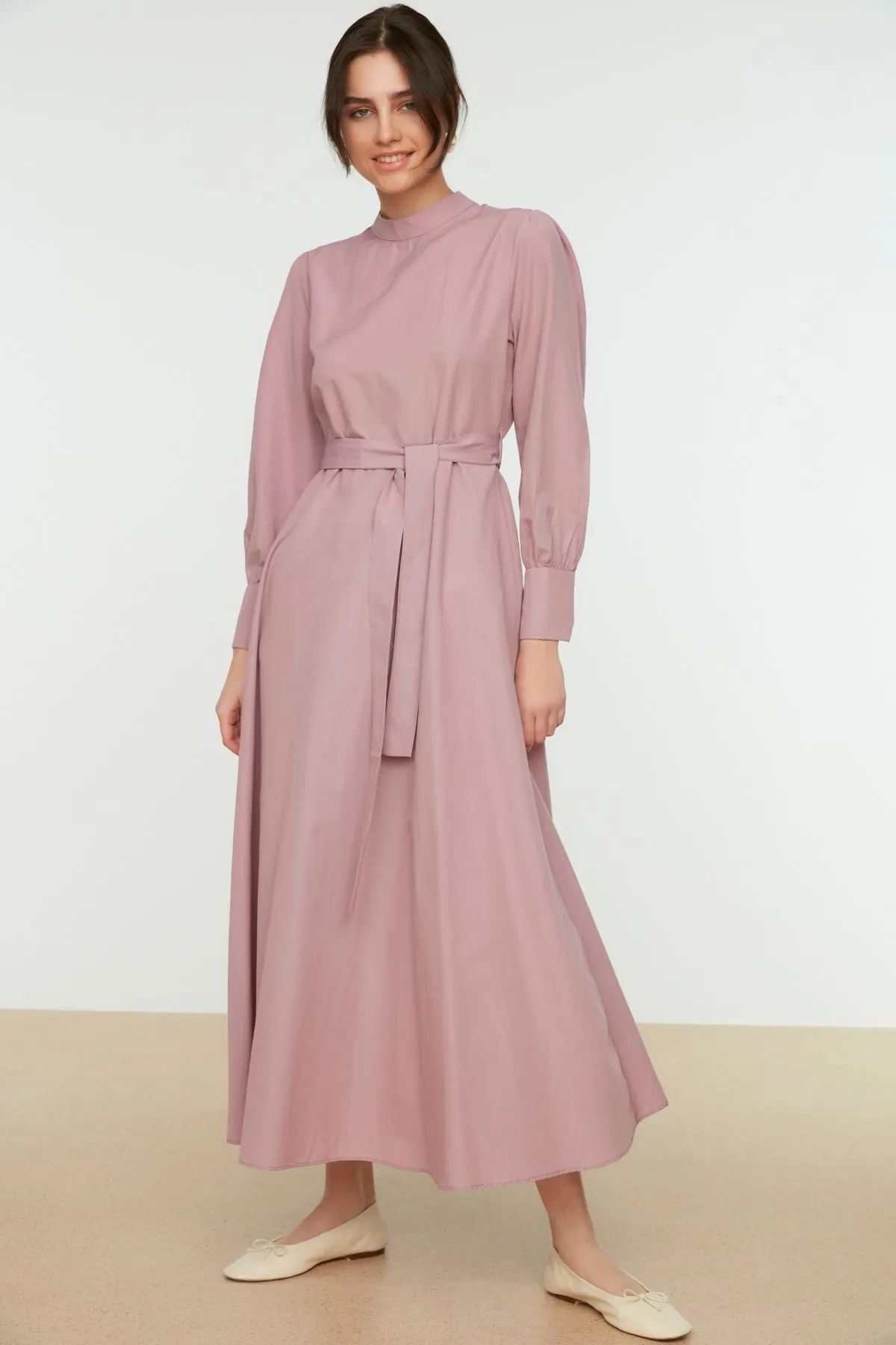 Trendyol Modest  Pflaumenfarbenes Kleid aus gewebter Baumwolle mit Stehkragen, Gürtel und breiten Manschetten TCTSS22EB0100
