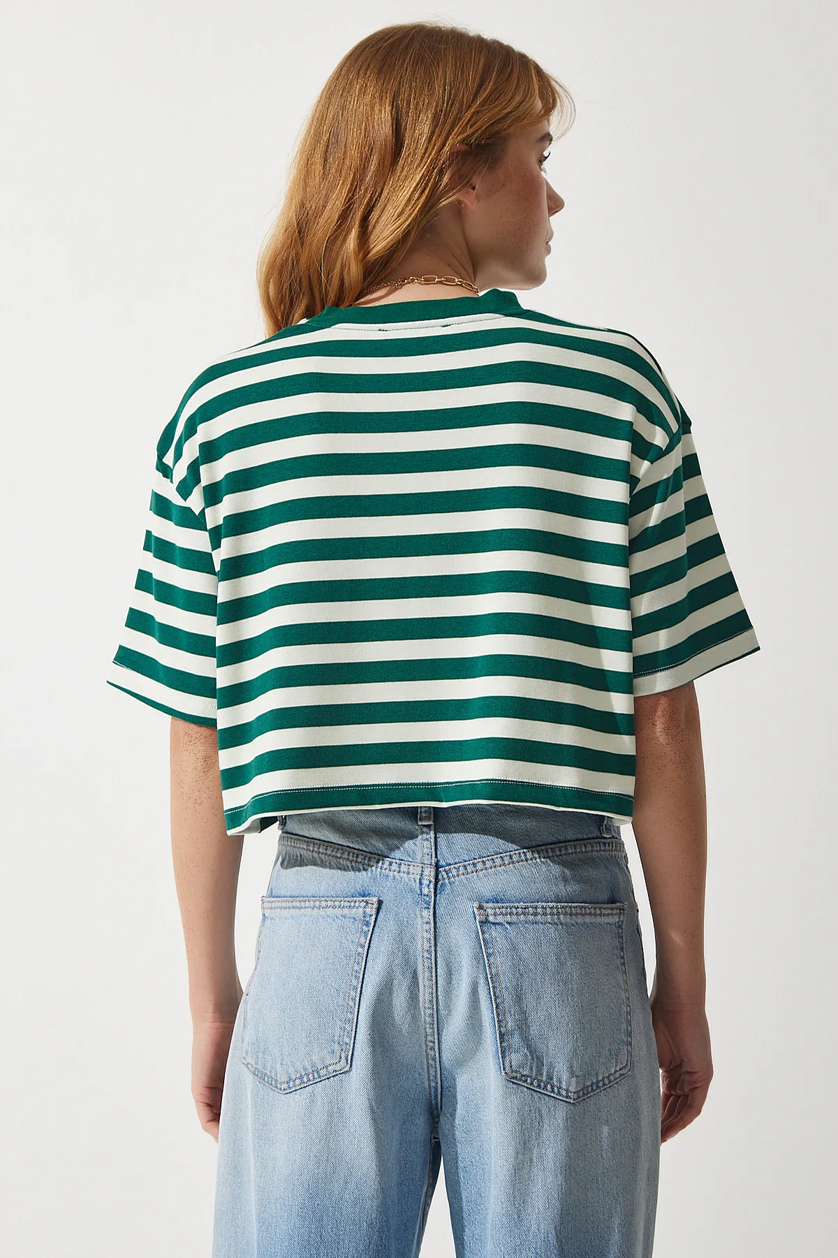 Happiness İstanbul  Dunkelgrünes, gestreiftes, kurzes Strick-T-Shirt mit Rundhalsausschnitt für Damen CR00427