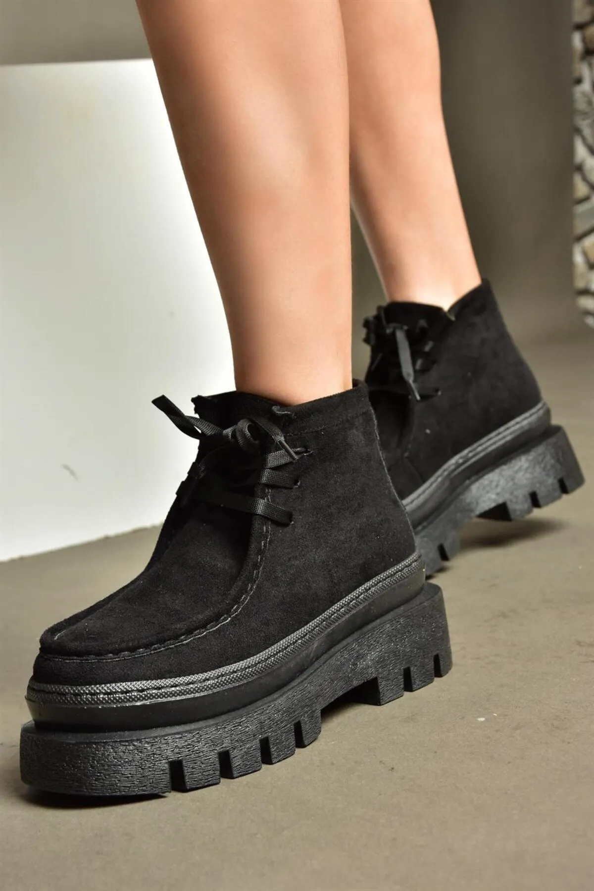 Fox Shoes  R267310202 Damenschuhe aus schwarzem Wildleder mit dicken Sohlen