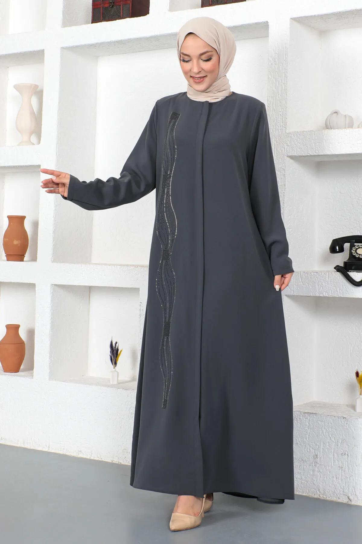 Tesettür Dünyası  Gewellter, vorne mit Pailletten bestickter Hijab Ferace Tsd230423 Grau