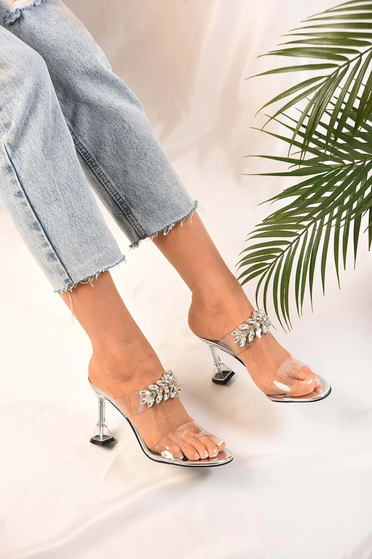 Shoeberry  Damen-Hausschuhe mit silbernen, verspiegelten, klassischen Strasssteinen und Absatz