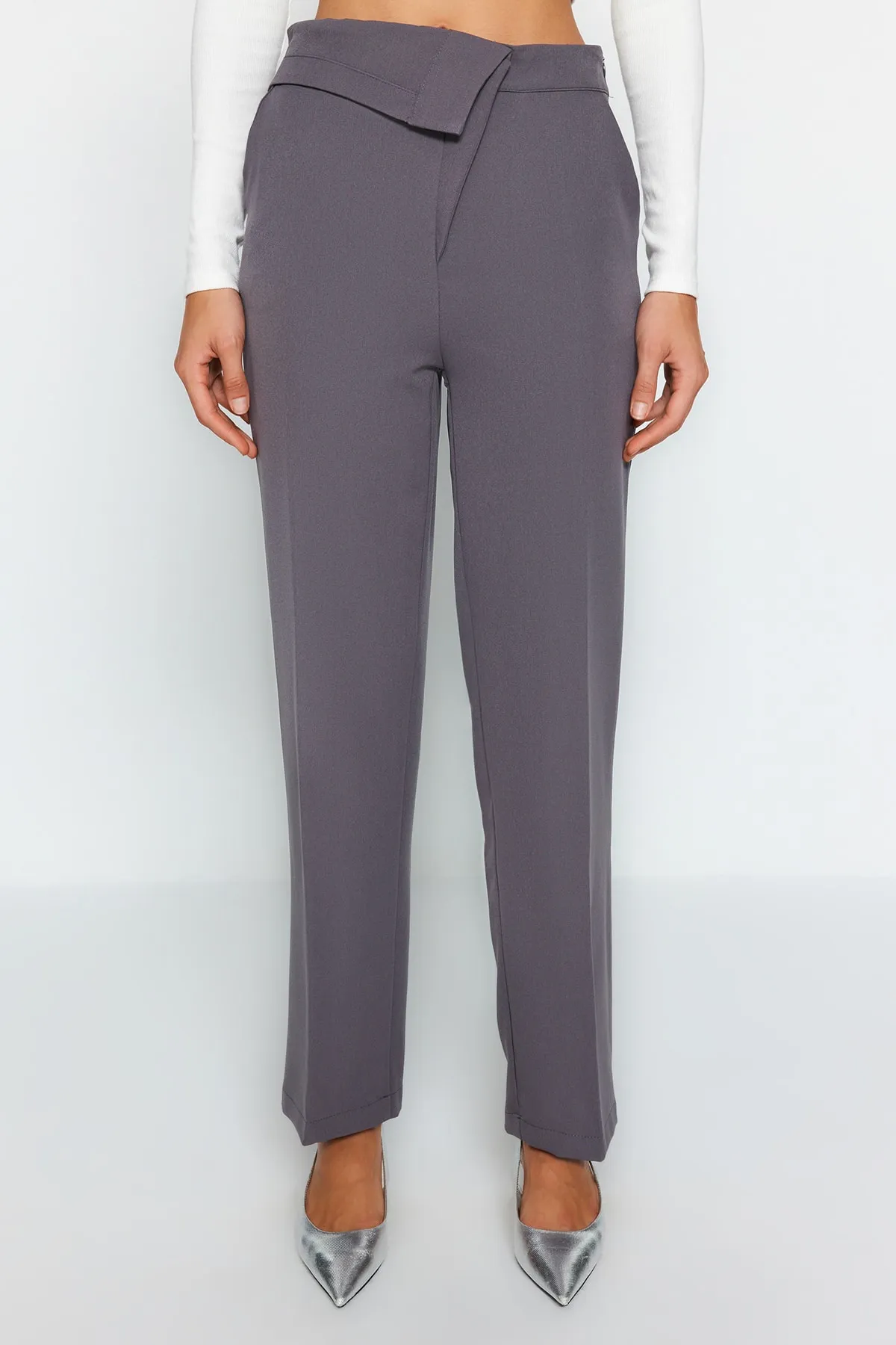Trendyol Collection  Anthrazitfarbene, gerade geschnittene Webhose mit Gürtel und detailliertem Detail TWOAW24PL00055