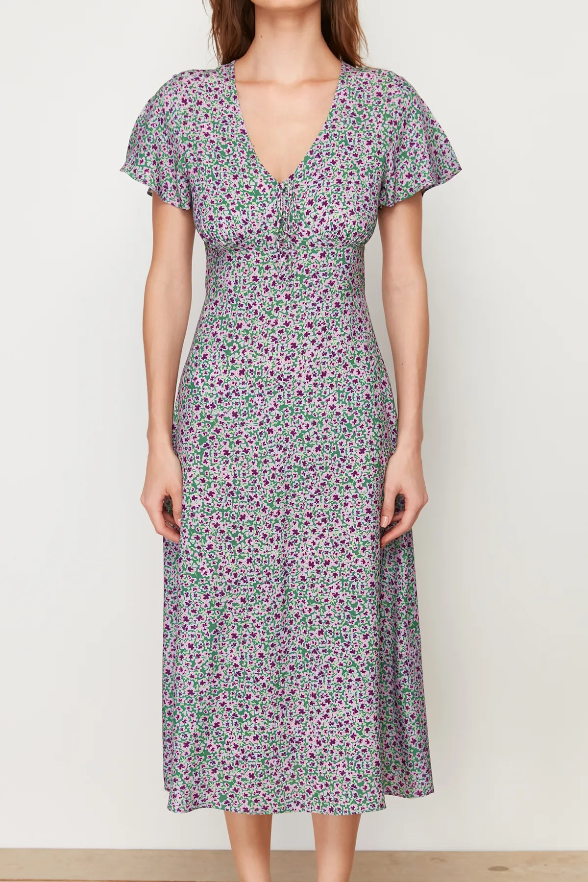 Trendyol Collection  Grünes, gewebtes Midikleid aus 100 % Viskose in A-Linie mit Blumendruck und V-Ausschnitt TWOSS24EL00618