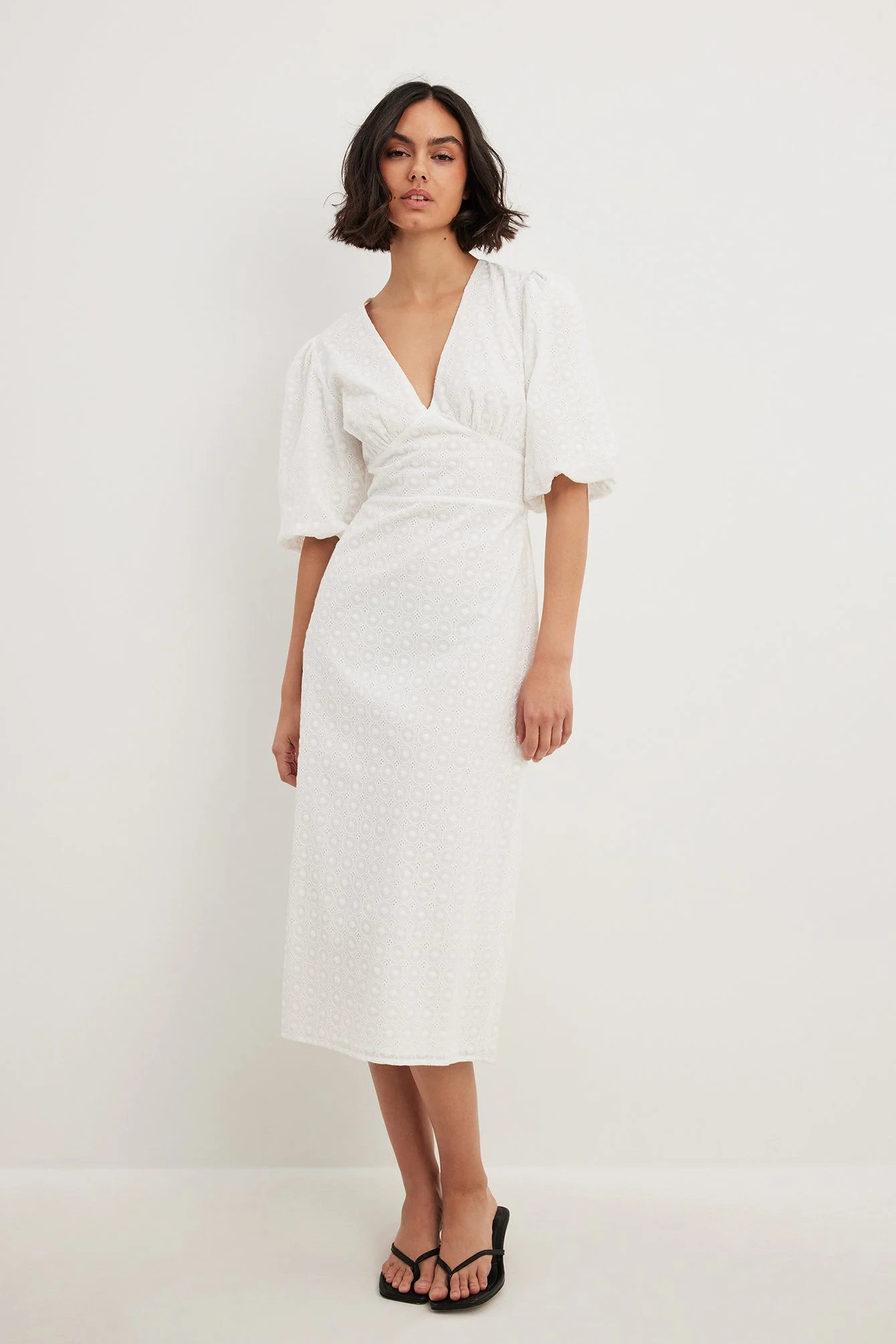 Anglaise-Midikleid mit Puffärmeln