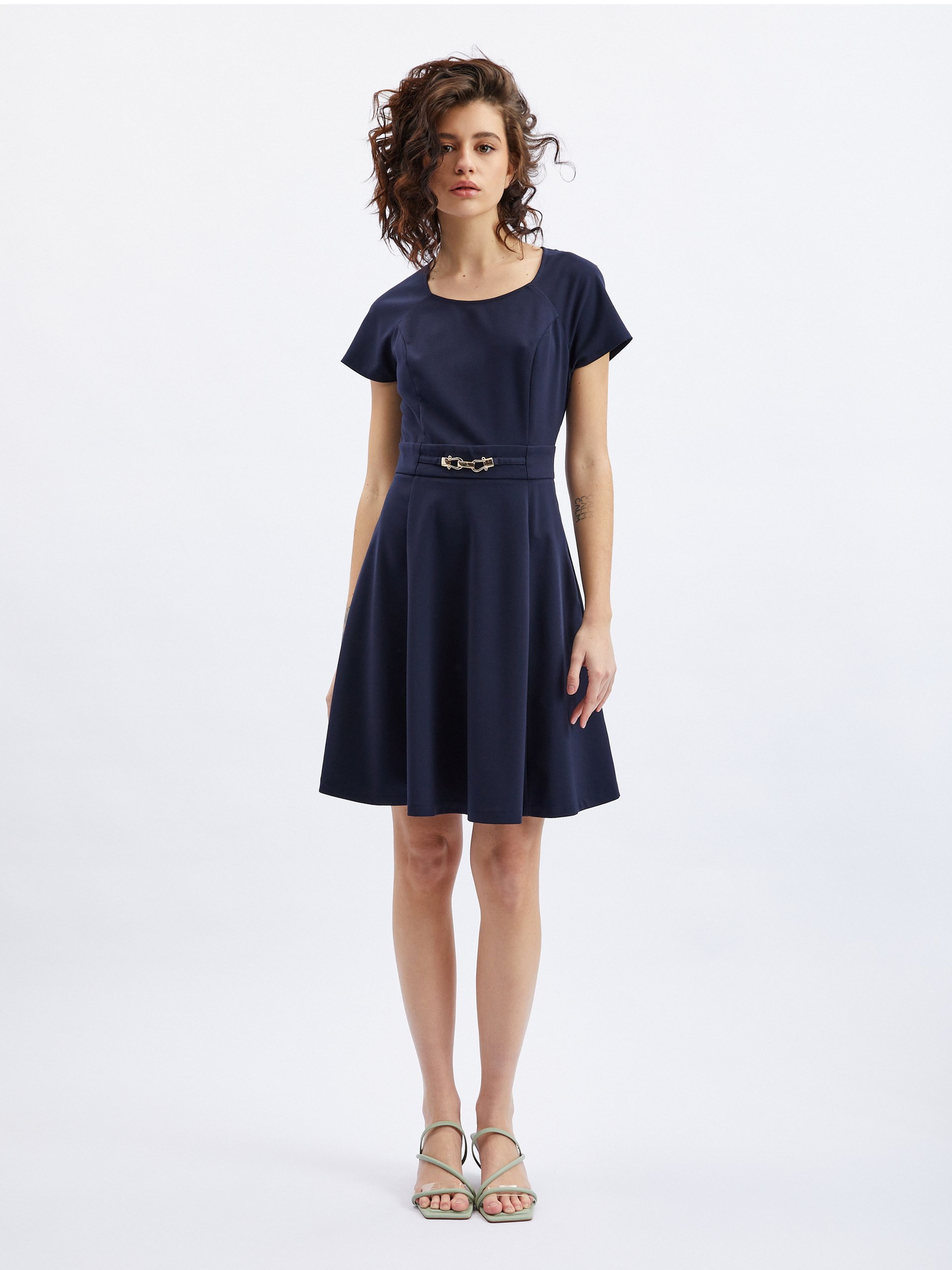 Dunkelblaues Damenkleid mit Gürtel ORSAY