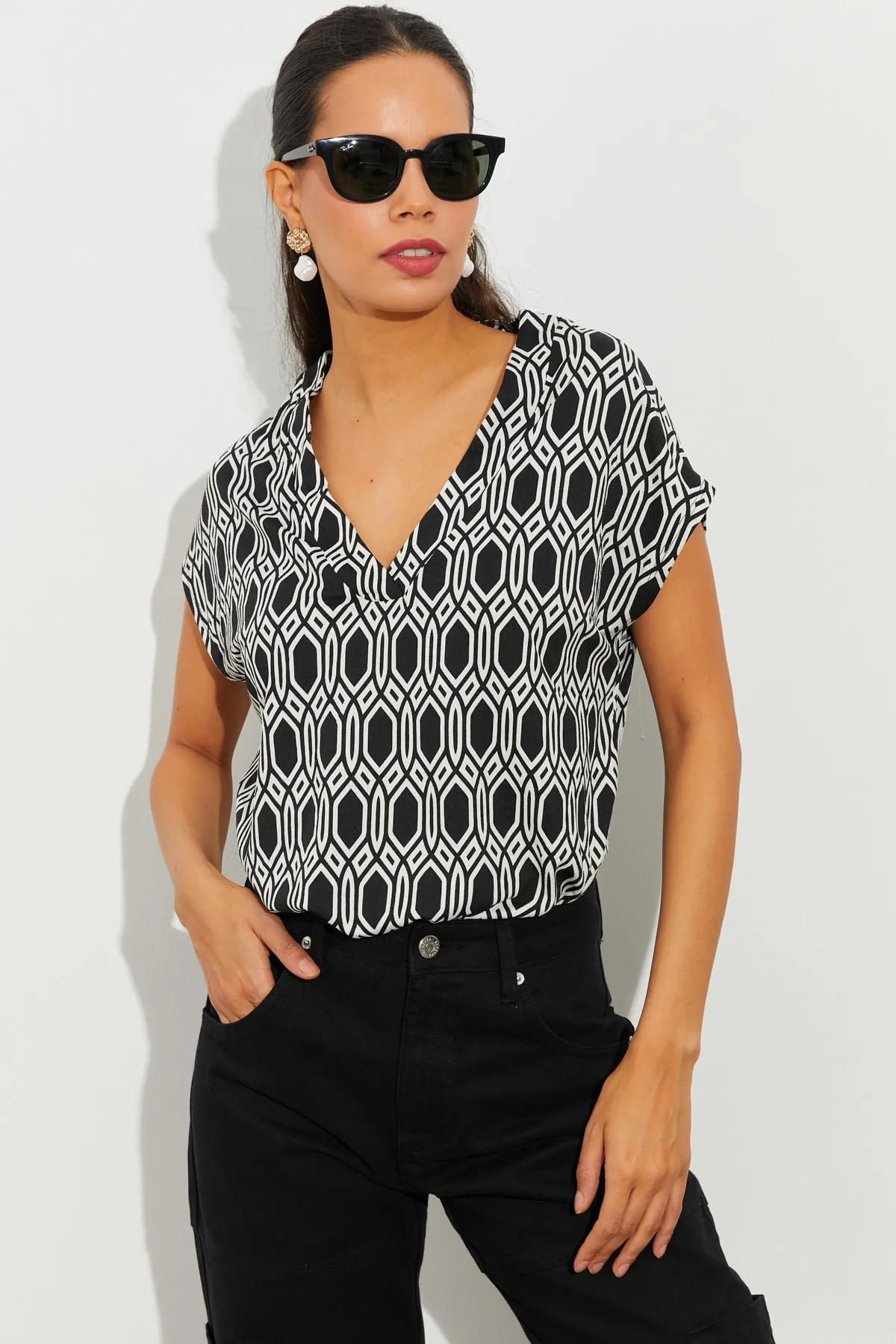 Cool & Sexy  Schwarz-weiß gemusterte Damenbluse mit V-Ausschnitt LPP1217