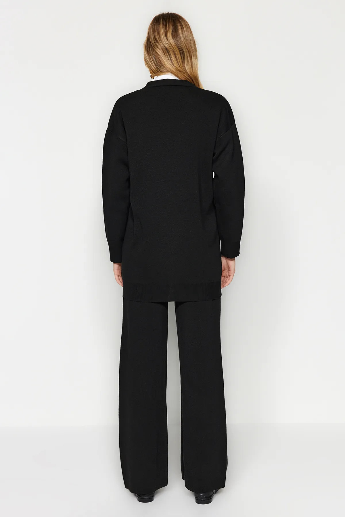 Trendyol Modest  Schwarzes Strickoberteil- und -unterteil-Set mit geknöpfter Strickjacke und Hose TCTAW24US00048
