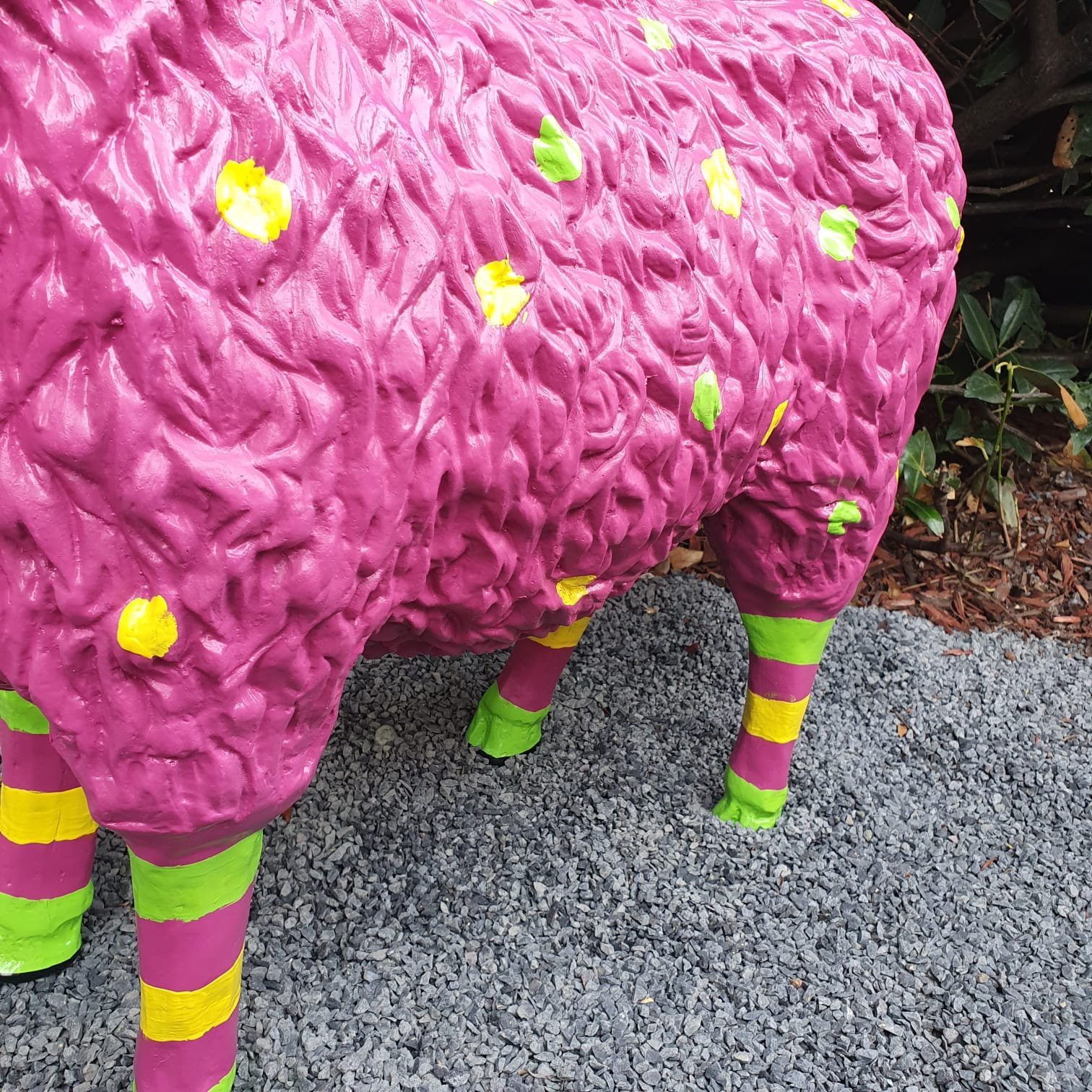 Aspinaworld Gartenfigur bunte Schaf Figur mit Krone 45 cm wetterfest