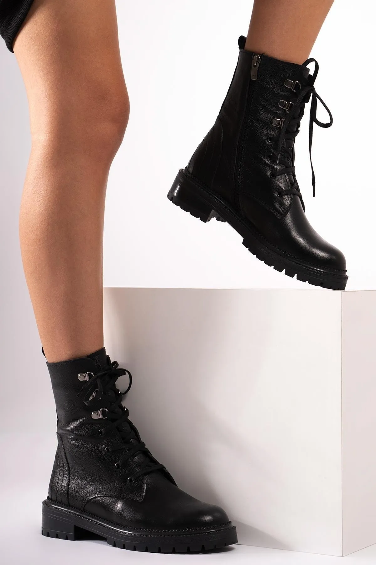 CZ London  Lange Damenstiefel aus echtem Leder mit seitlichem Reißverschluss und genähten Schnürstiefeln