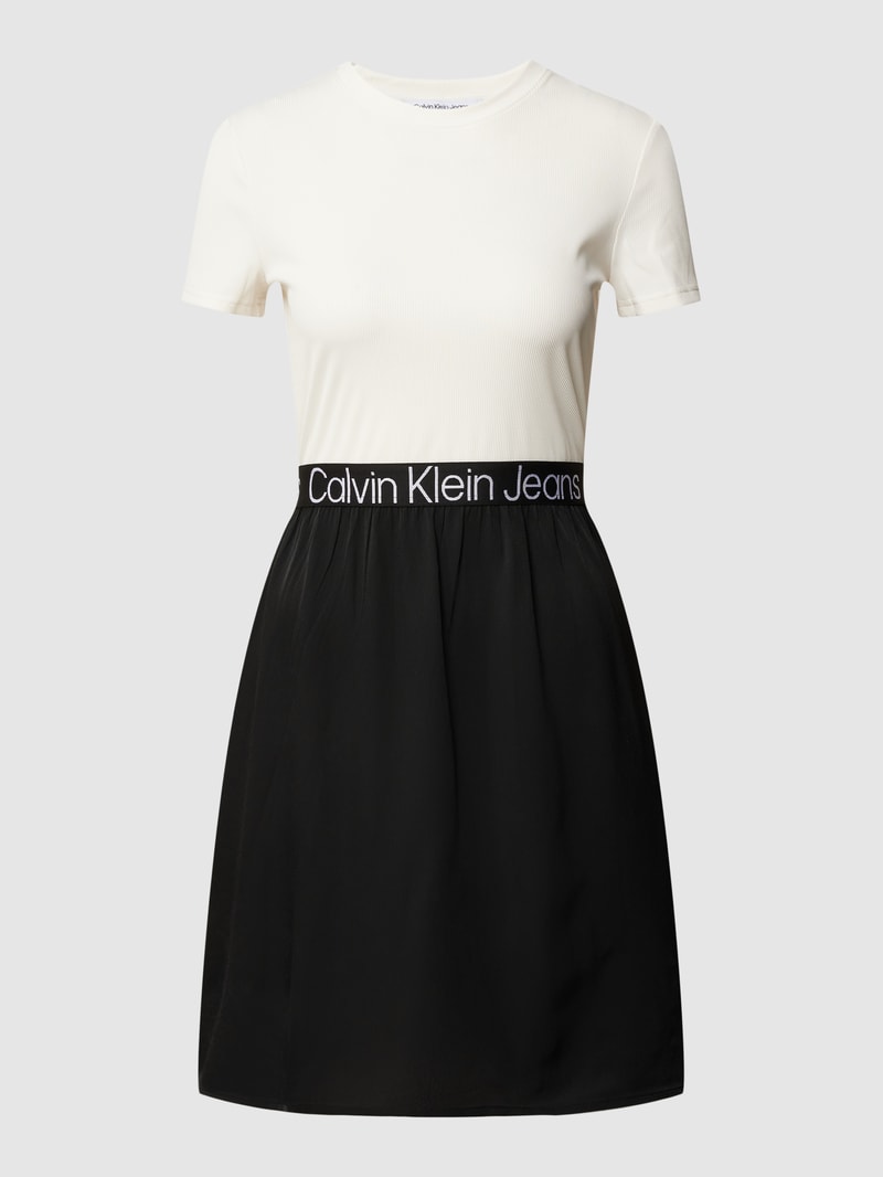 Kleid mit Logo-Bund in weiss