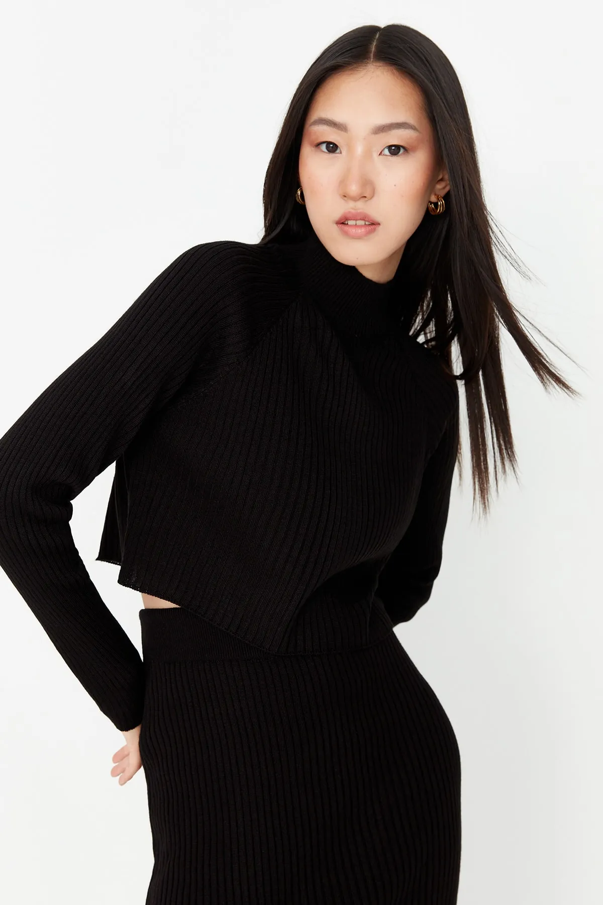 Trendyol Collection  Schwarzes, kurzes Basic-Set aus Strickoberteil und -unterteil mit Rock TWOAW23AU00170