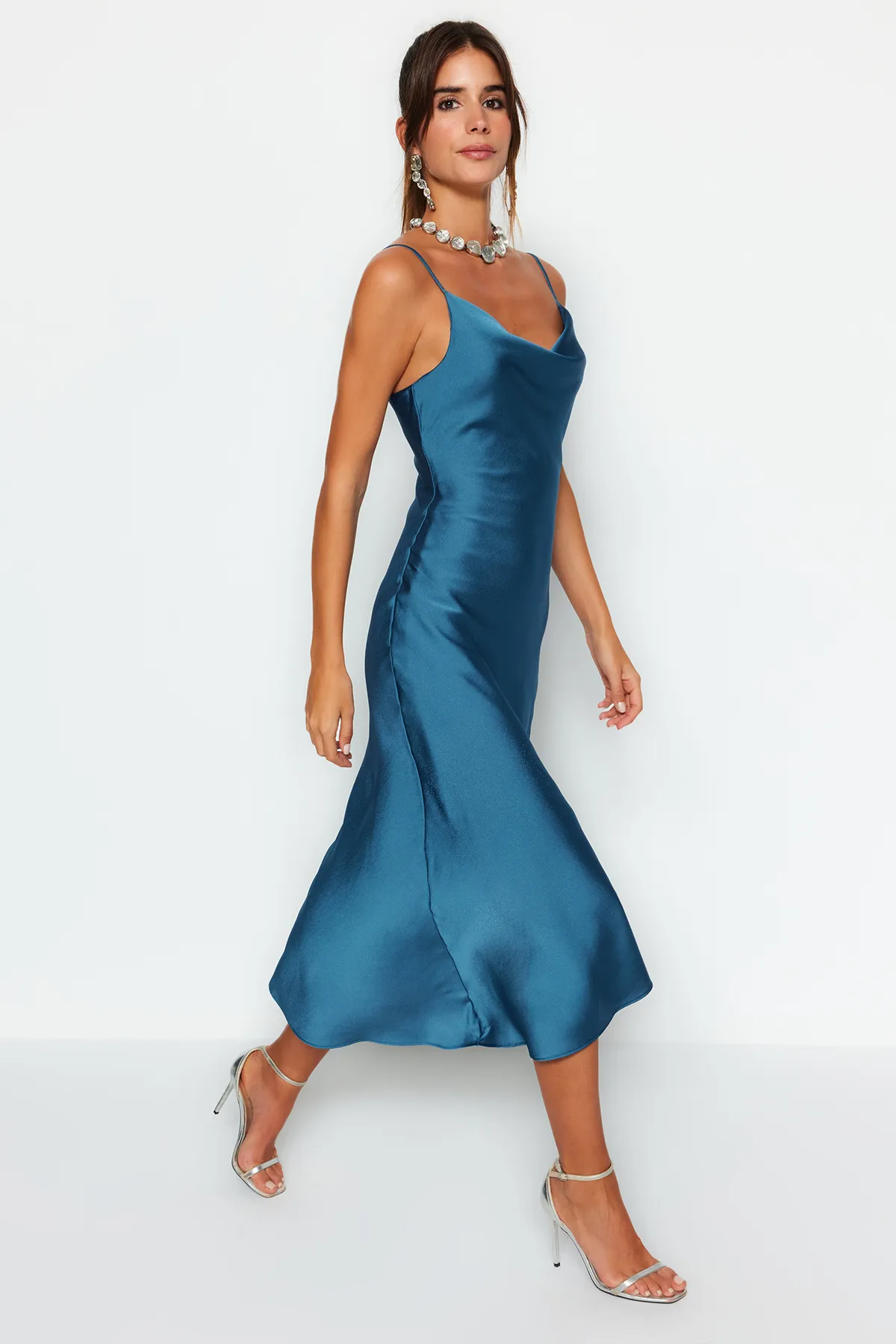 Trendyol Collection  Abendkleid aus ölgefüttertem, gewebtem Satin TPRSS19BB0058