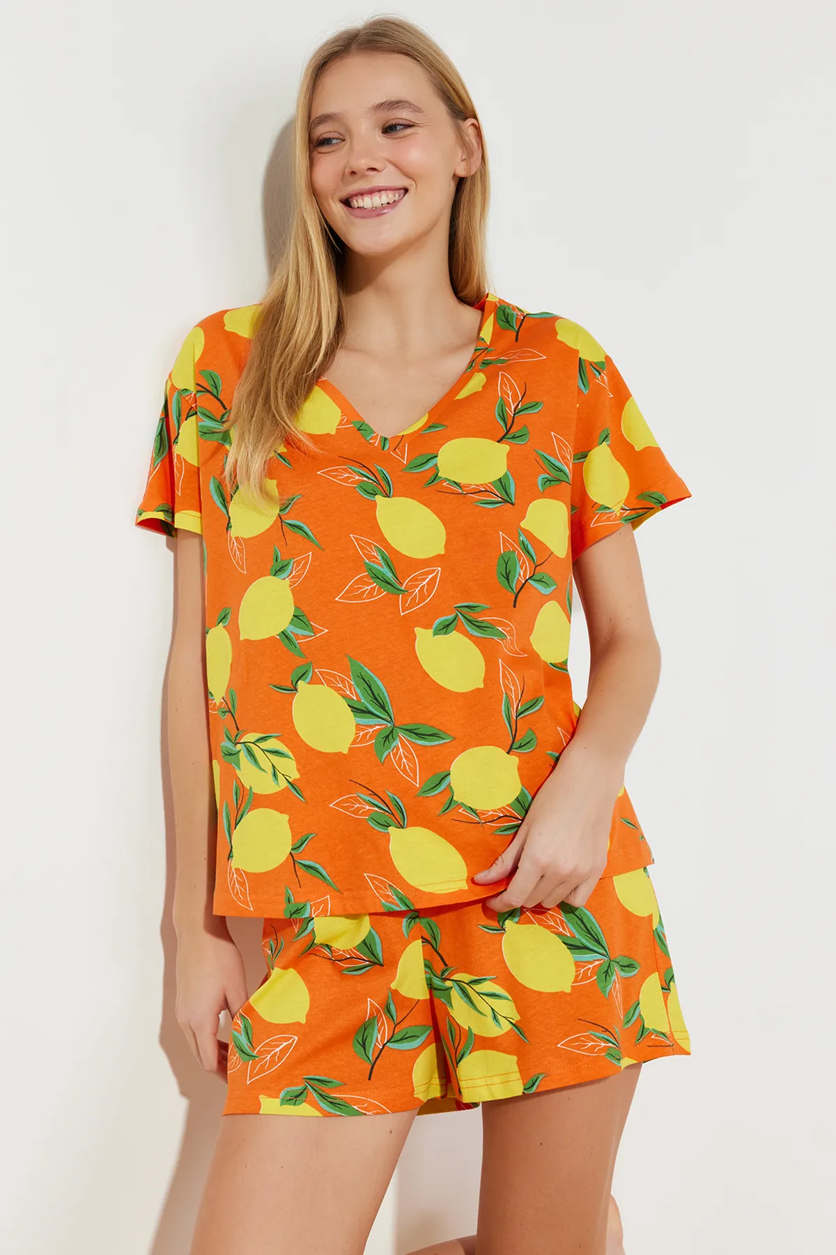 Trendyol Collection  Orangefarbenes Strick-Pyjama-Set aus 100 % Baumwolle mit Fruchtmuster THMSS24PT00086