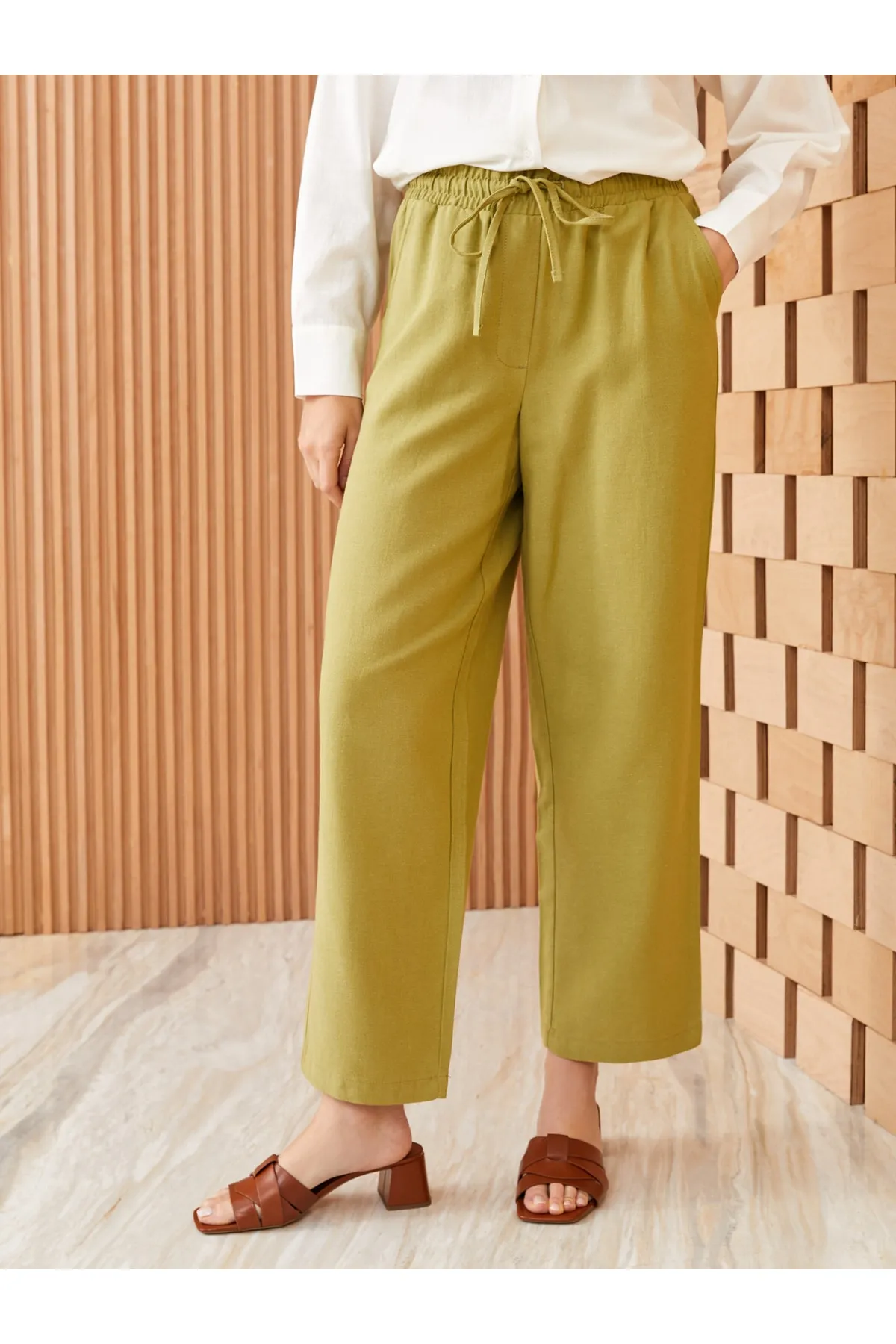 LC Waikiki  Bequeme Passform, gerade Damenhose aus Leinenmischung mit elastischem Bund