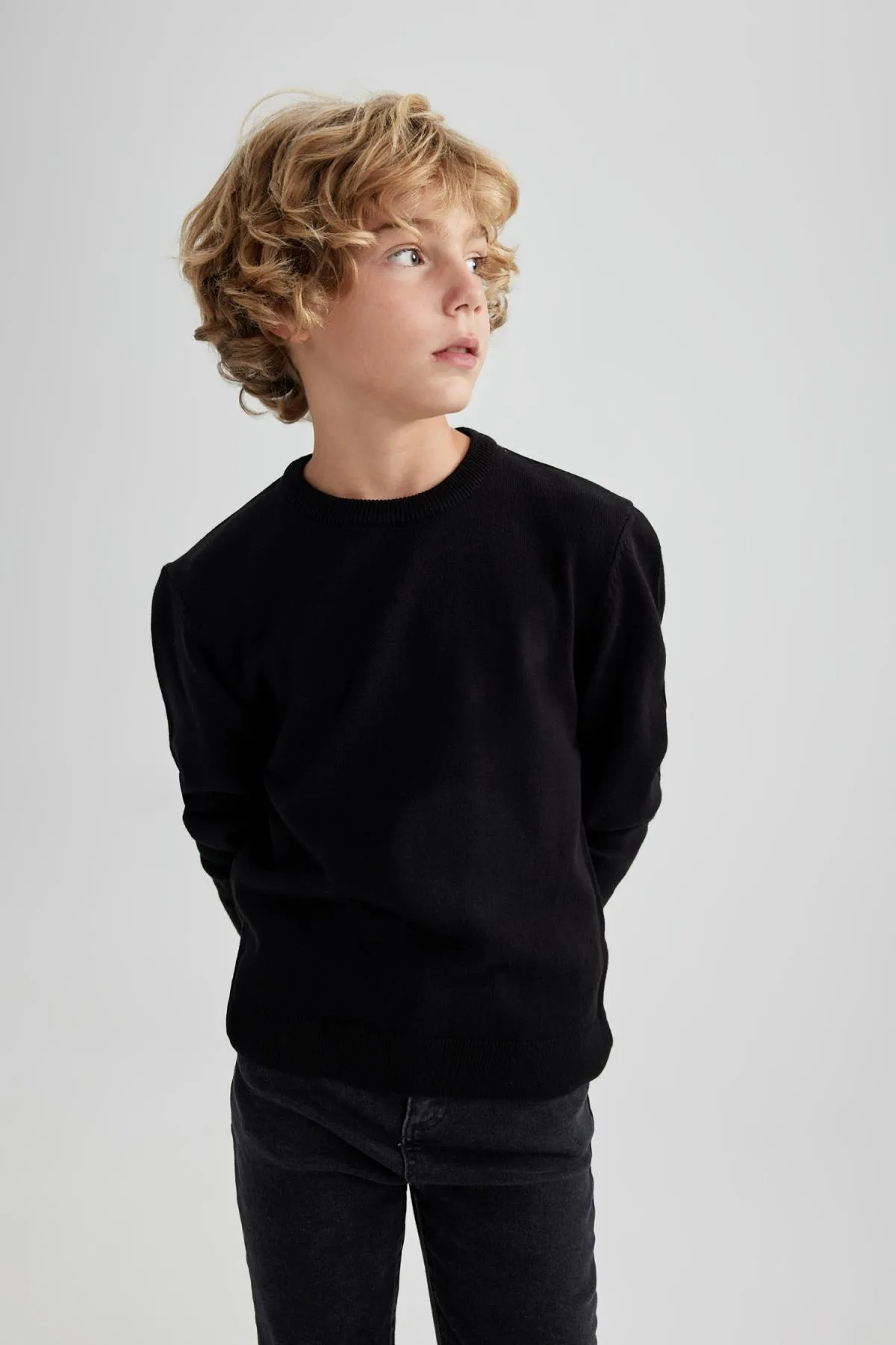 DeFacto  Strickpullover für Jungen mit normaler Passform und Rundhalsausschnitt