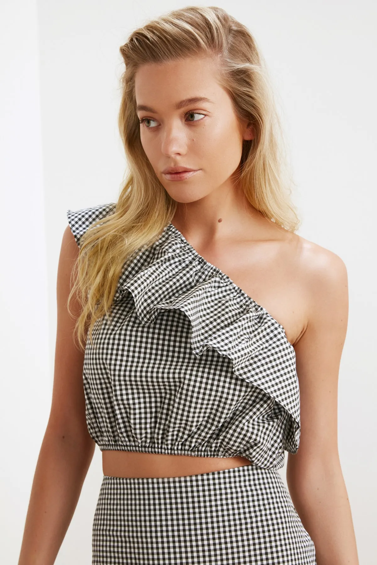Trendyol Collection  Schwarzer Gingham-Anzug mit Rüschen an einer Schulter und Unterteil TBESS21AU0090