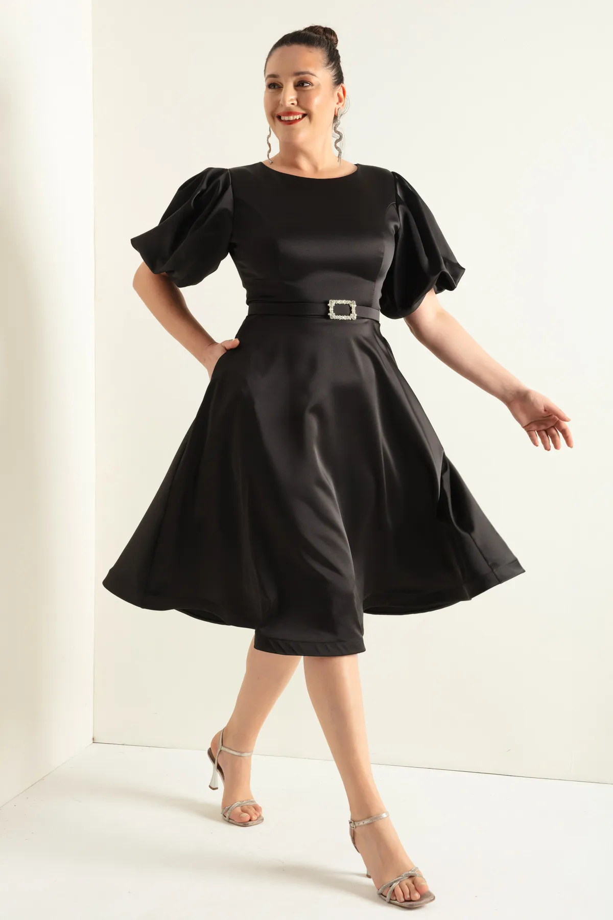 Lafaba  Schwarzes Satin-Abendkleid mit Ballonärmeln und Gürtel in Übergröße für Damen