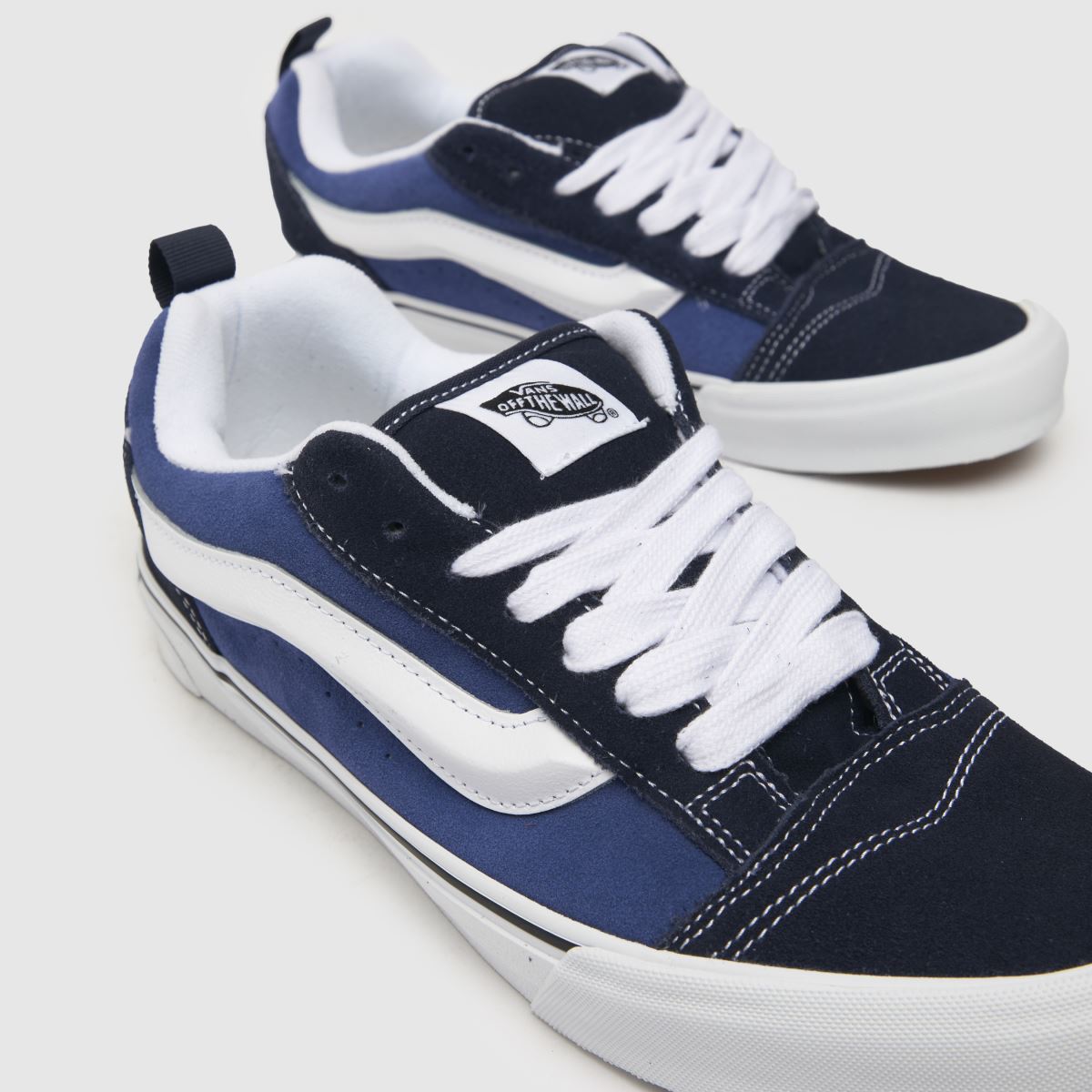 Vans – Knu School – Marinblå och vita sneakers