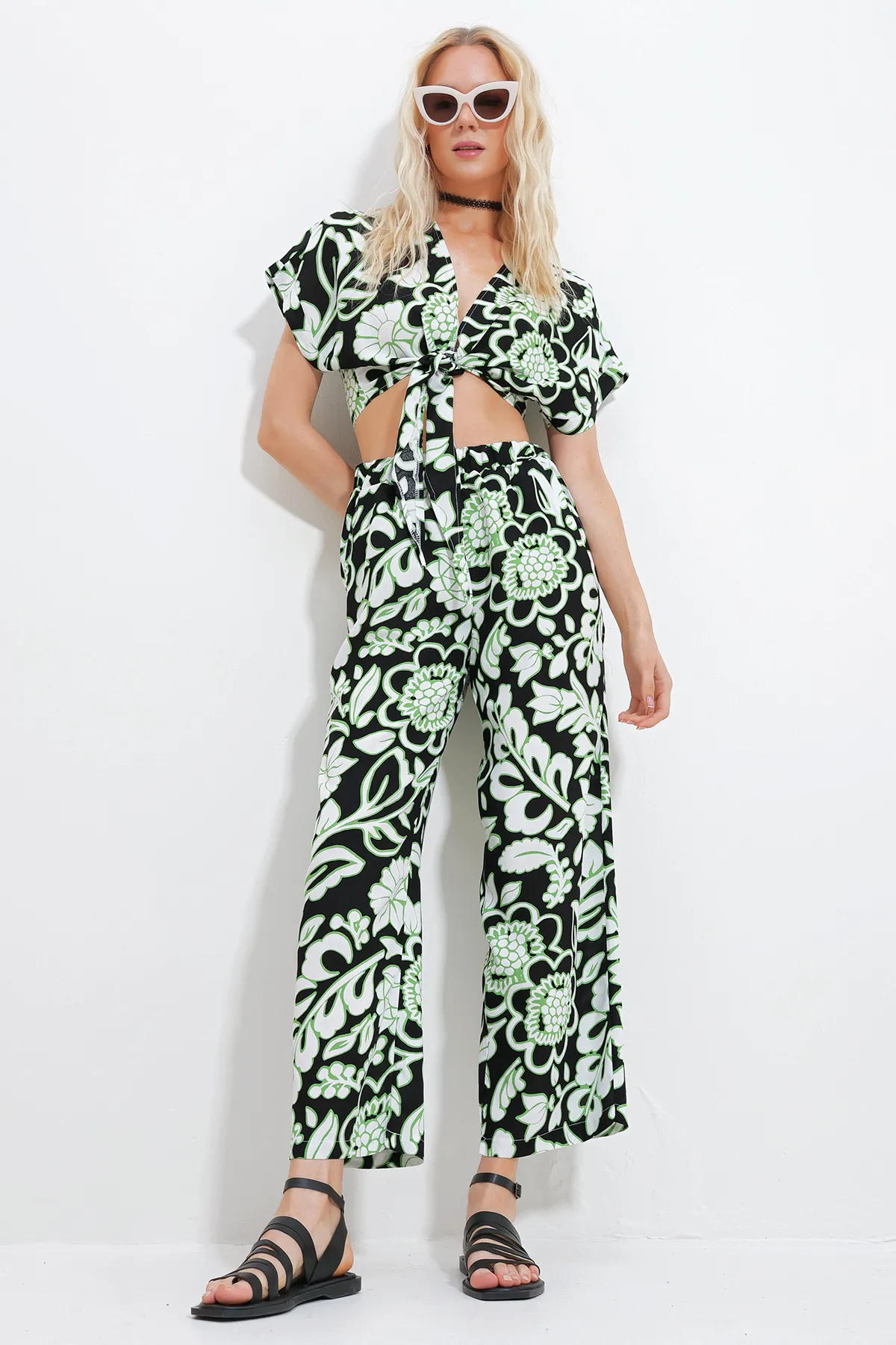 Trend Alaçatı Stili  Damen-Set aus grün gemusterter, bauchfreier Bluse zum Binden und Taschenhose unten oben, gewebt, Set Alc-X11745