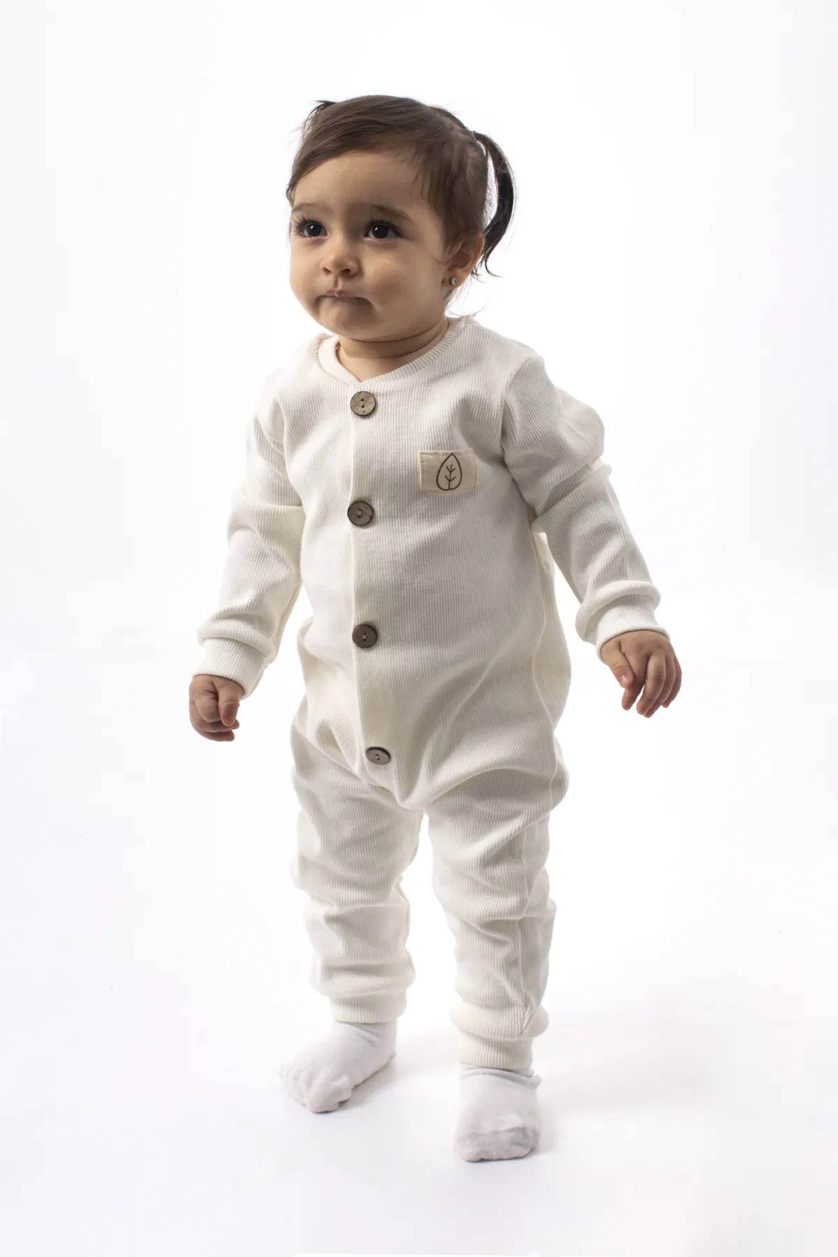 Bubito  Stylischer Unisex Baby-Overall mit Holzknopf und Mütze - weiß