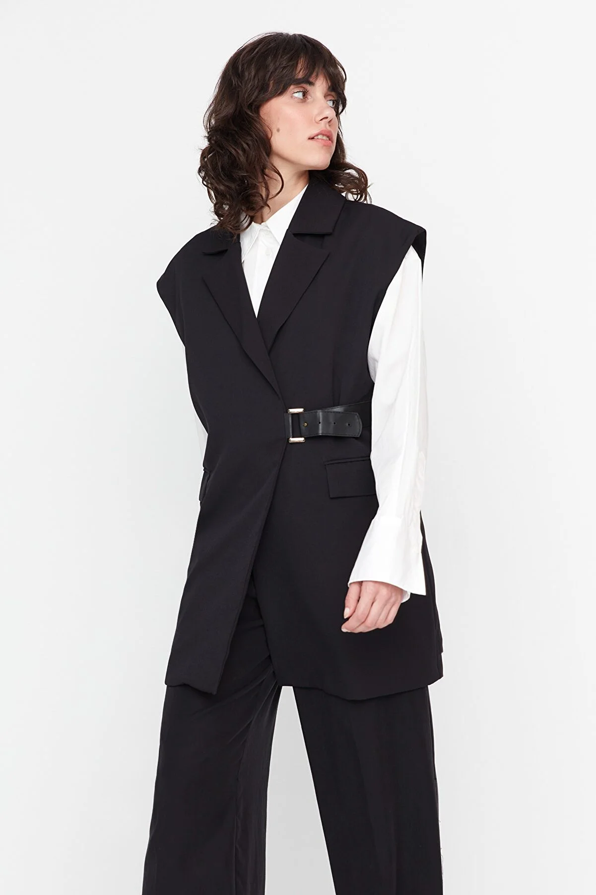 Trendyol Modest  Schwarze gewebte Weste mit halbem Gürtelverschluss und Taillenbund TCTAW23YL00006
