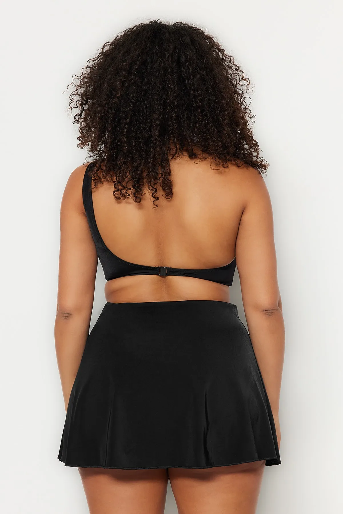 Trendyol Curve  Schwarze Bikinihose mit Shorts und Rock TBBSS23CR00015