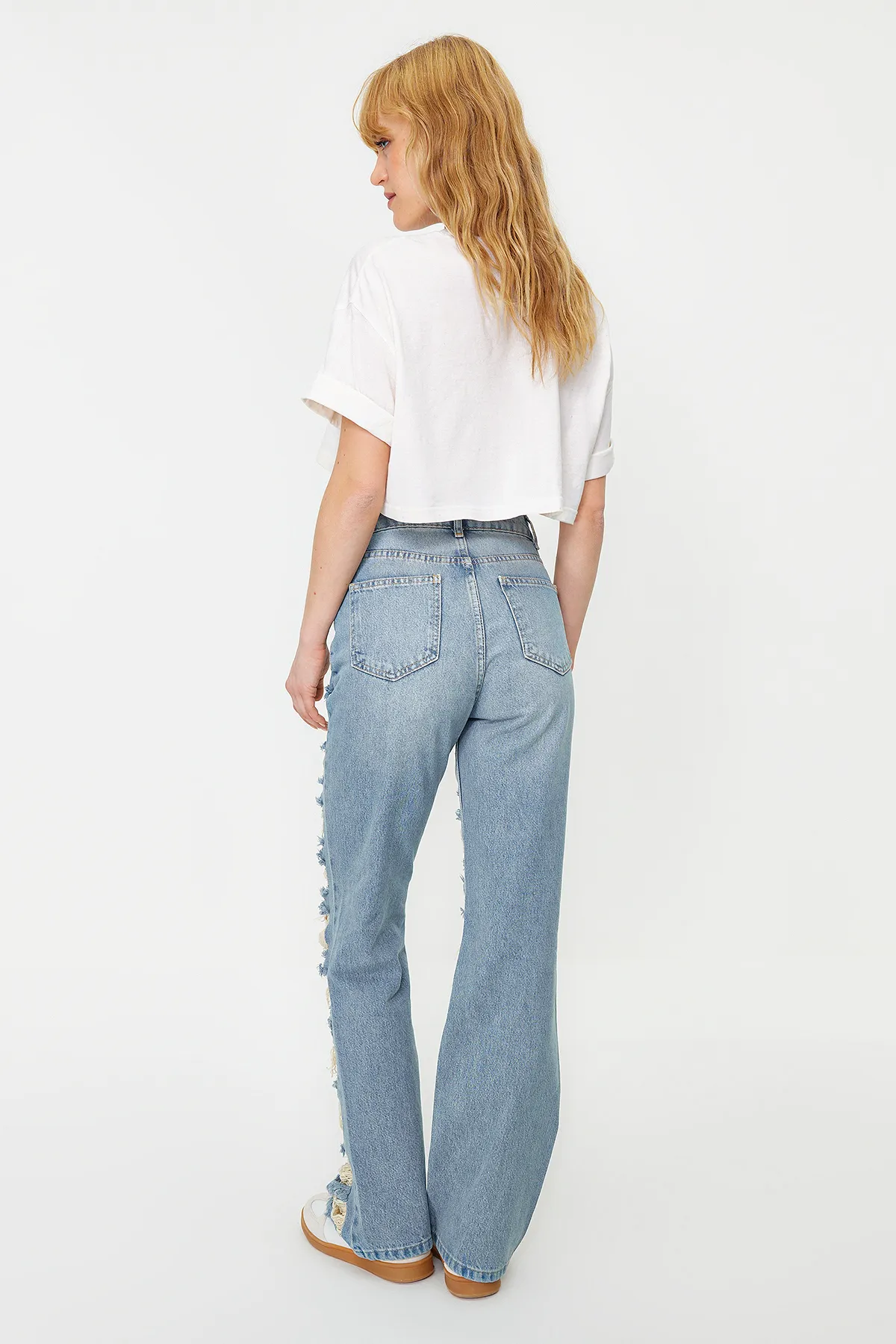 Trendyol Collection  Blaue zerrissene Jeans mit weitem Bein und hoher Taille TWOSS24JE00015