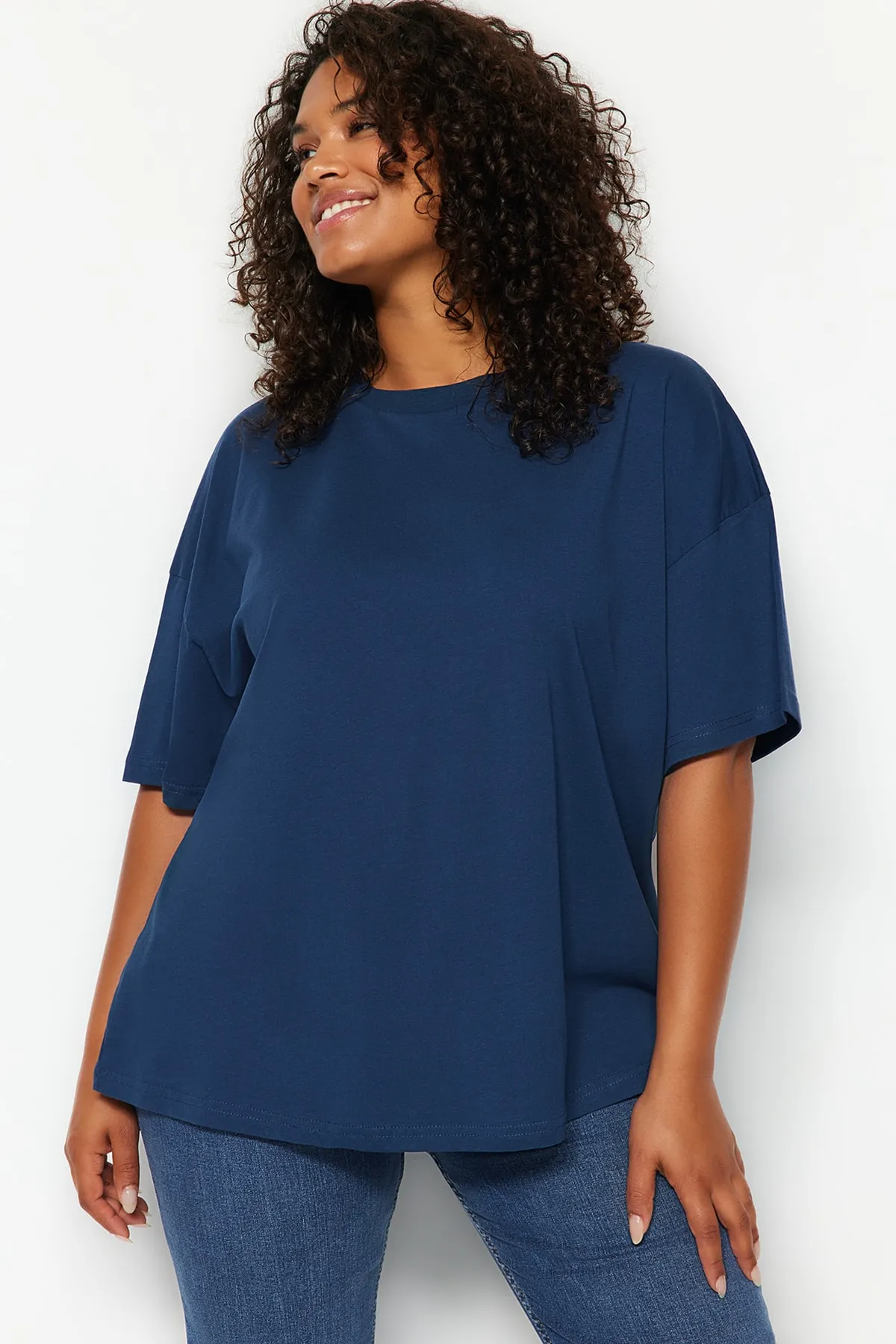 Trendyol Curve  Geripptes, weit geschnittenes Basic-Strick-T-Shirt mit marineblauem Kragen TBBSS23BF00017