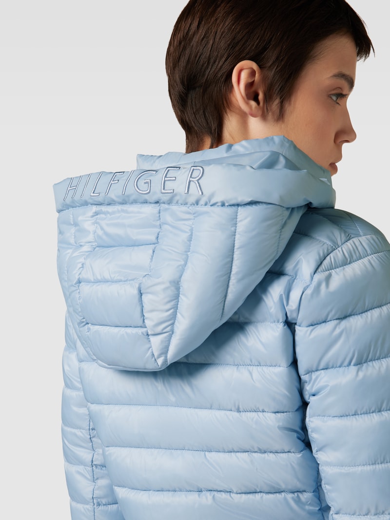 Steppjacke mit Kapuze und Label-Stitching in hellblau