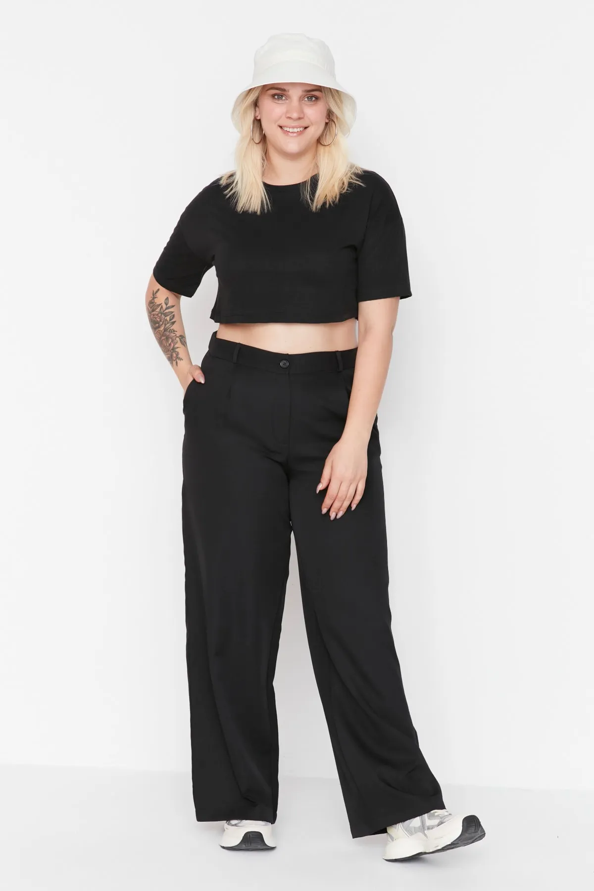 Trendyol Curve  Schwarze Webhose mit weitem Bein TBBAW23AR00007