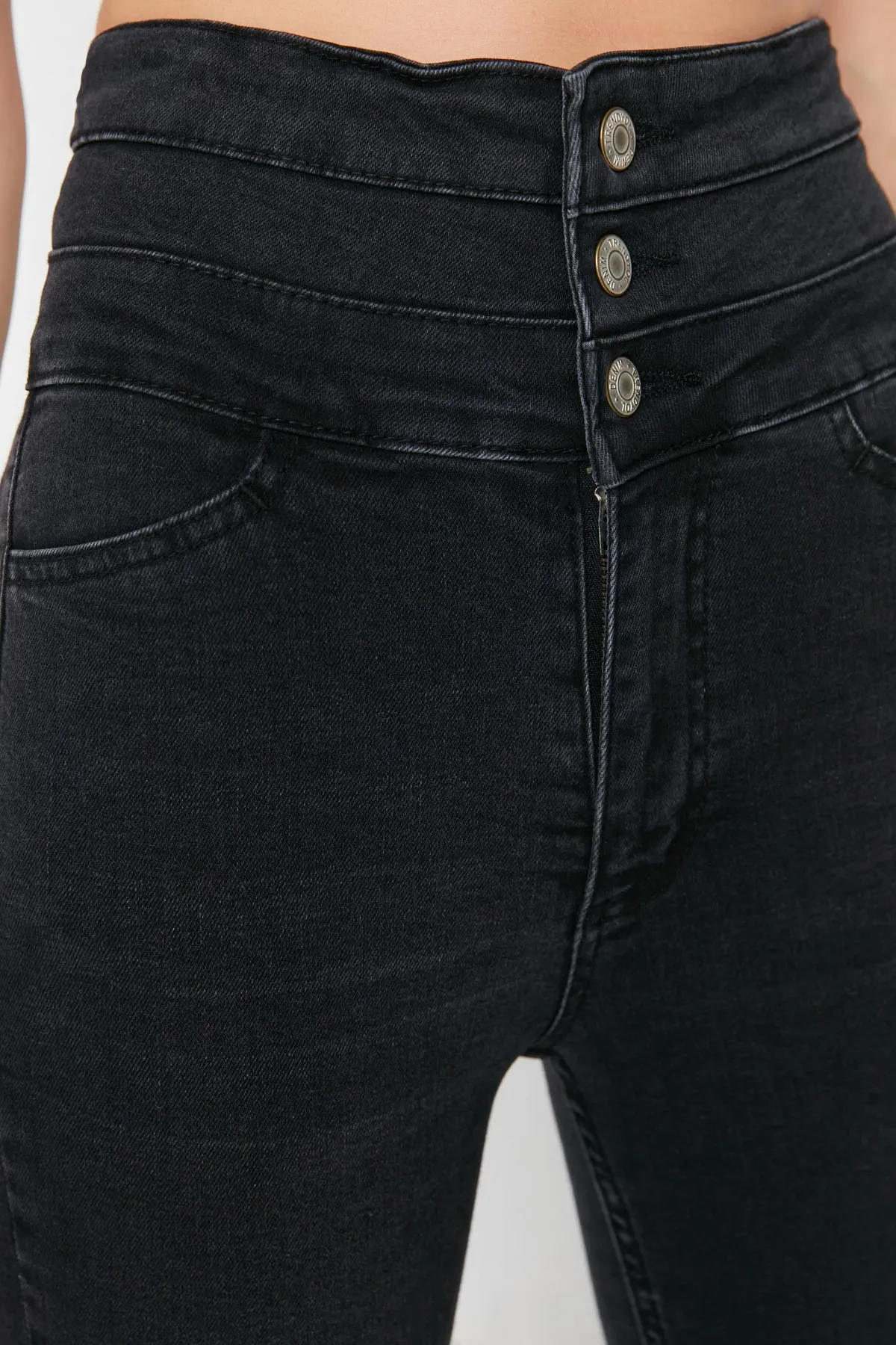 Trendyol Collection  Schwarze Skinny Jeans mit hoher Taille und Detail TWOSS21JE0091