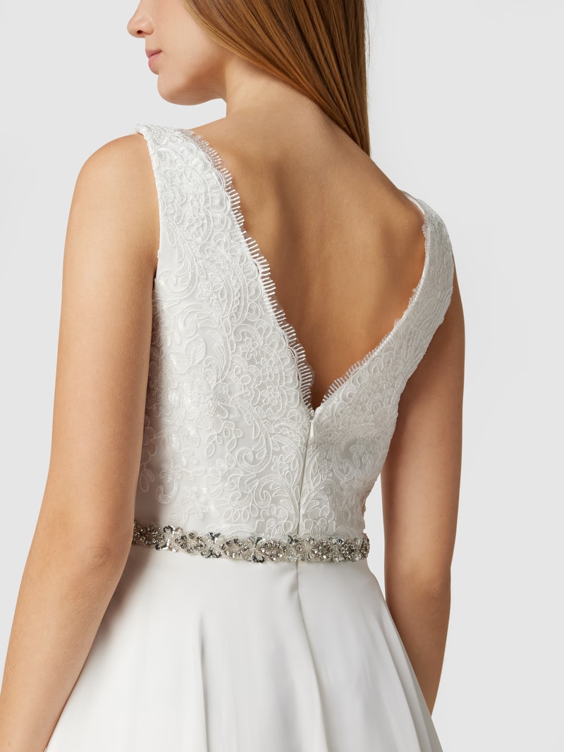 Brautkleid mit floraler Spitze und Ziersteinen in ecru
