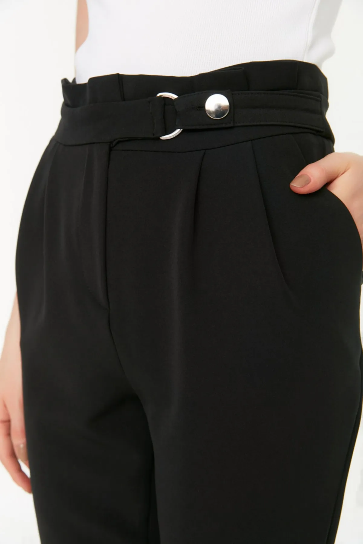 Trendyol Collection  Gewebte, plissierte Hose mit schwarzem Gürtel und Zigarette, schmales Bein, TWOSS20PL0131
