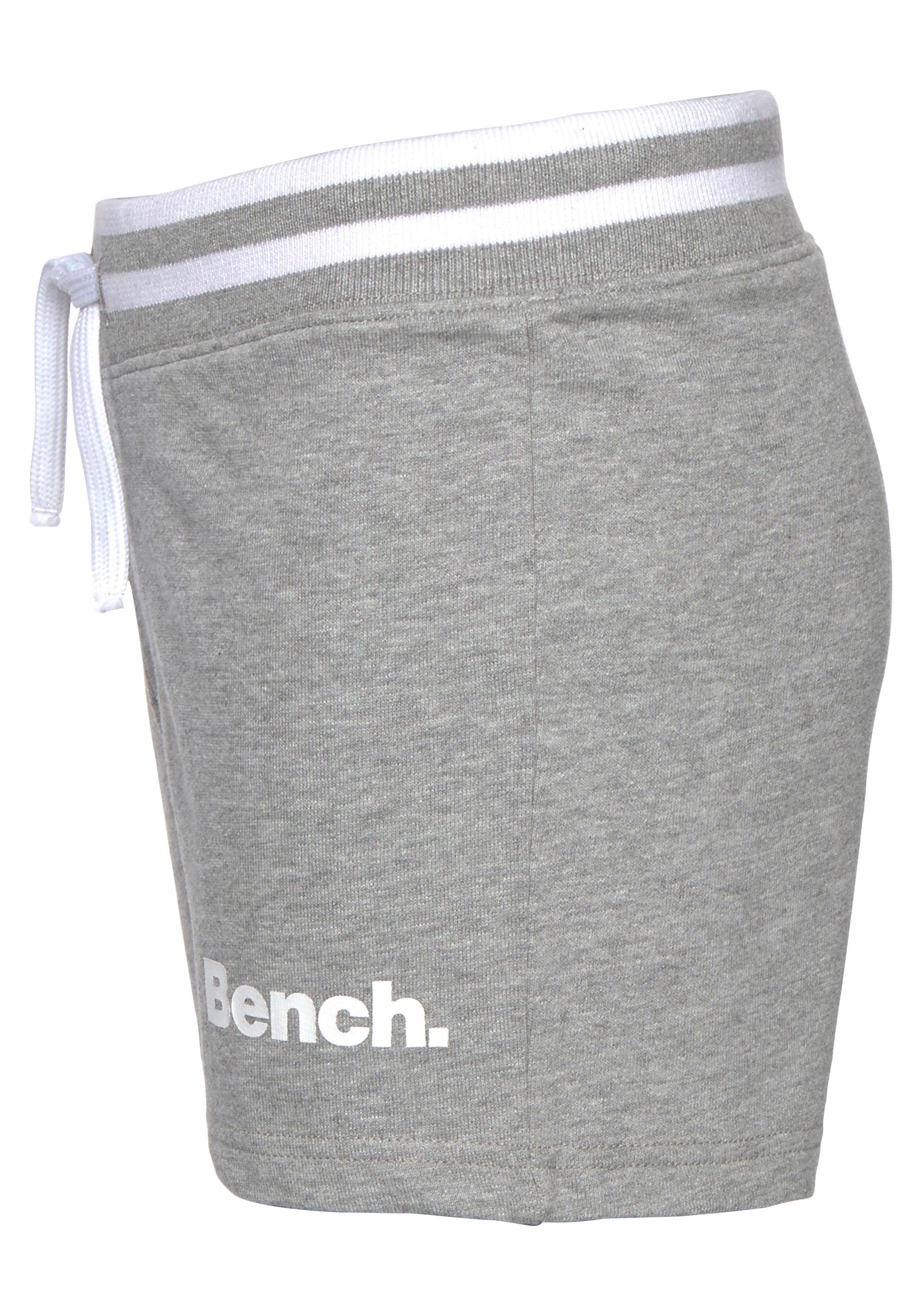 Bench. Sweatshorts mit Logo-Druck