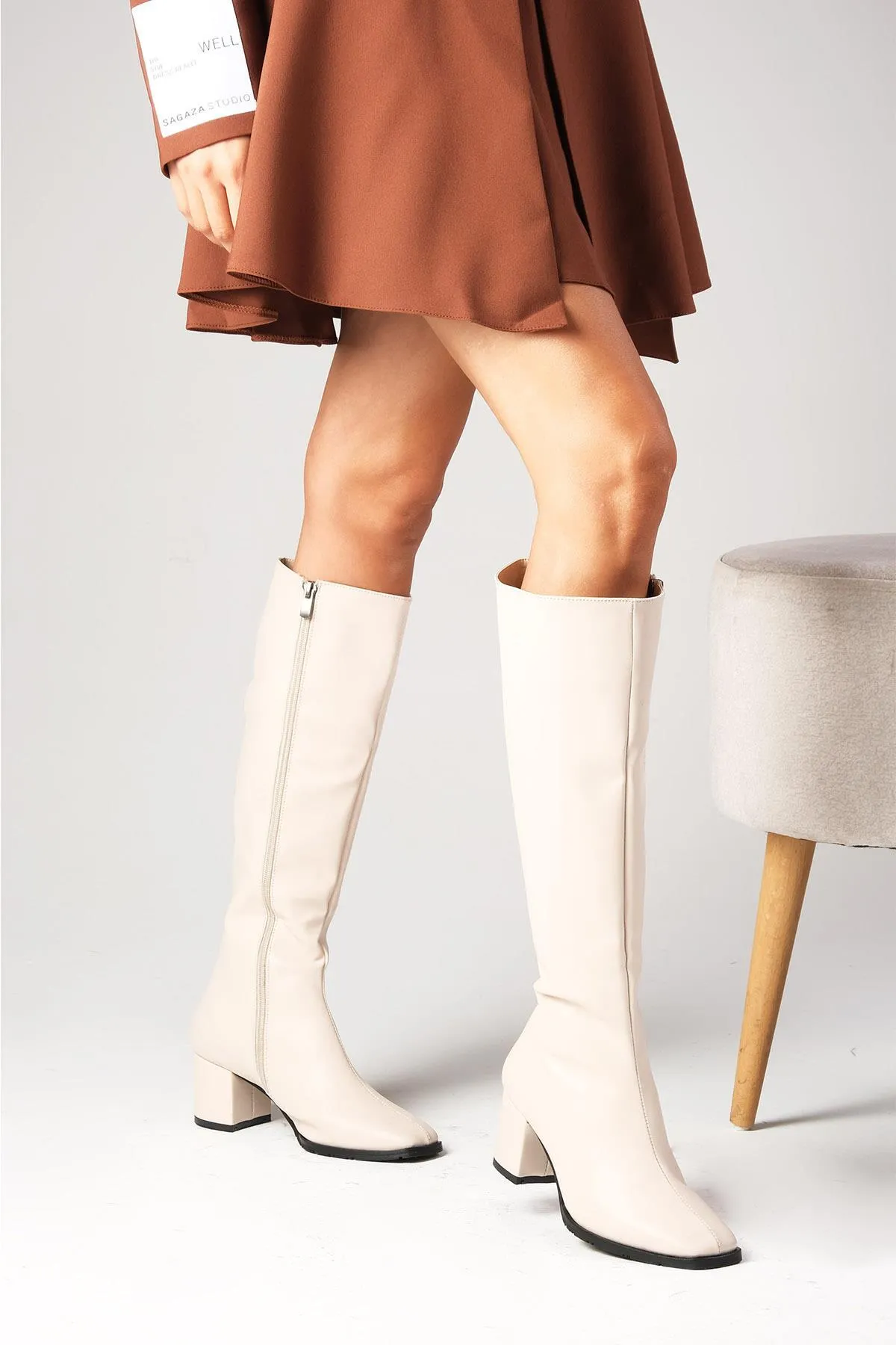 Mio Gusto  Courtney Beigefarbener seitlicher Reißverschluss, dünne, mit Kunstpelz gefütterte, stumpfe Damenstiefel mit Absatz