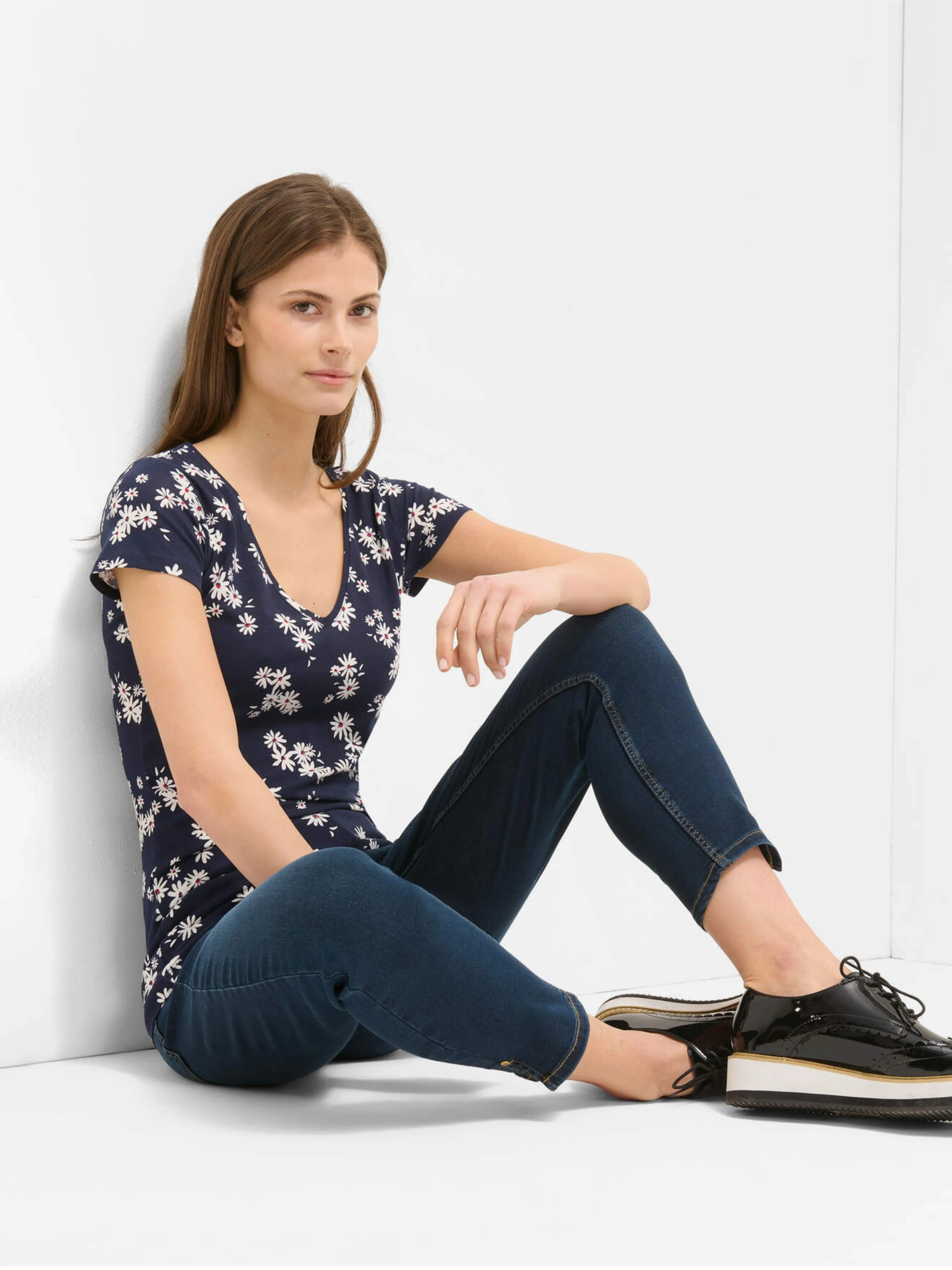 Dunkelblaues geblümtes T-Shirt ORSAY