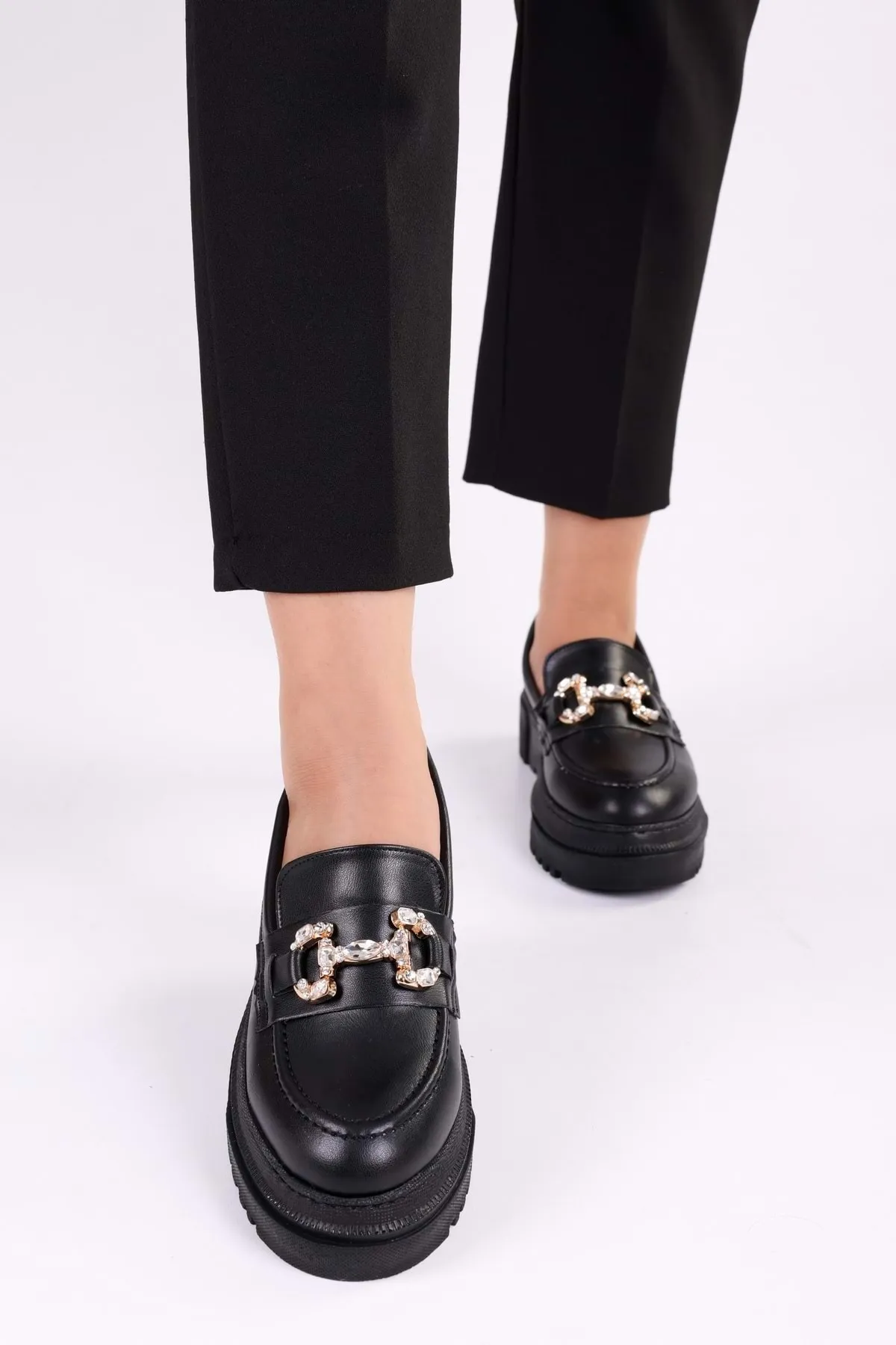 Shoeberry  Lucie Daily Loafer für Damen in schwarzer Haut mit Steinschnalle