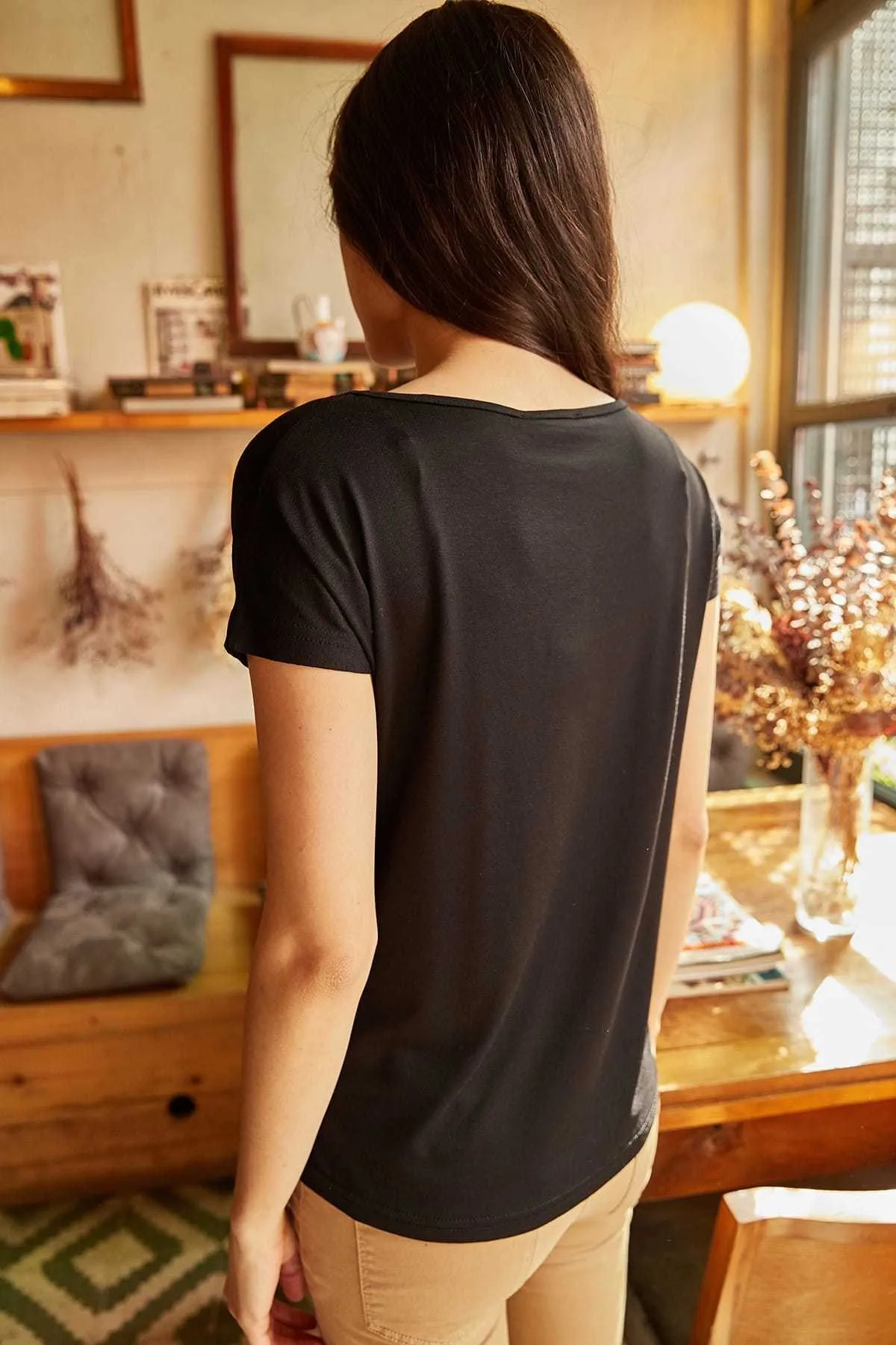 Olalook  Lässiges Viskose-T-Shirt mit schwarzem Kragen und Spitze für Damen BLZ-19000873