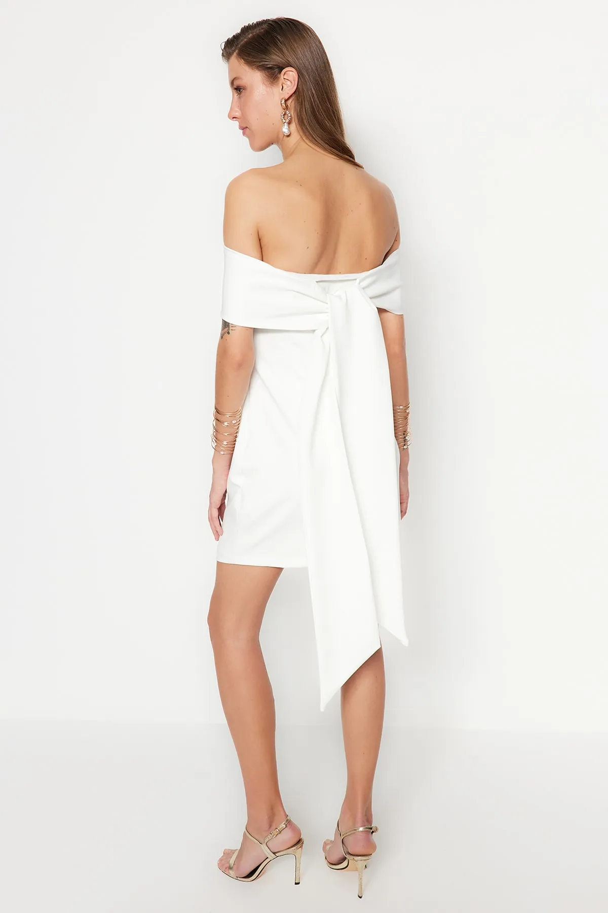 Trendyol Collection  Ecru gefüttertes, gewebtes Paspelierung-Hochzeits-/Hochzeits-Elegantes Abendkleid TPRSS23EL00348