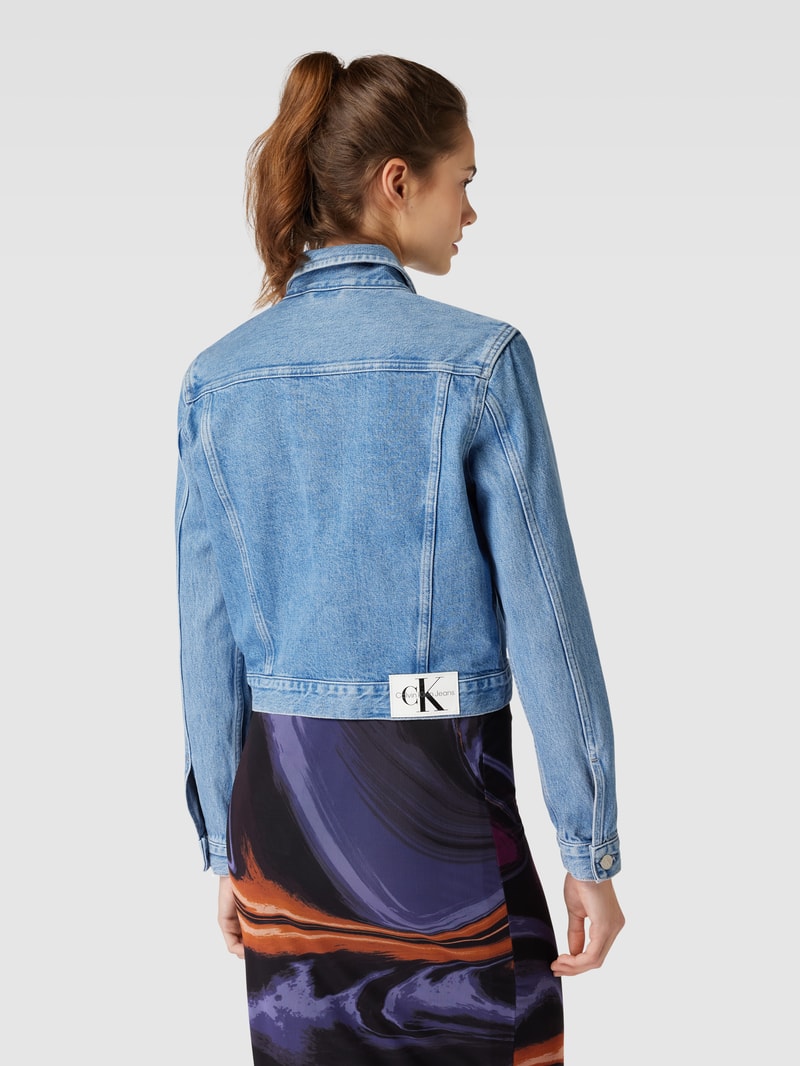 Cropped Jeansjacke mit Label-Patch in hellblau