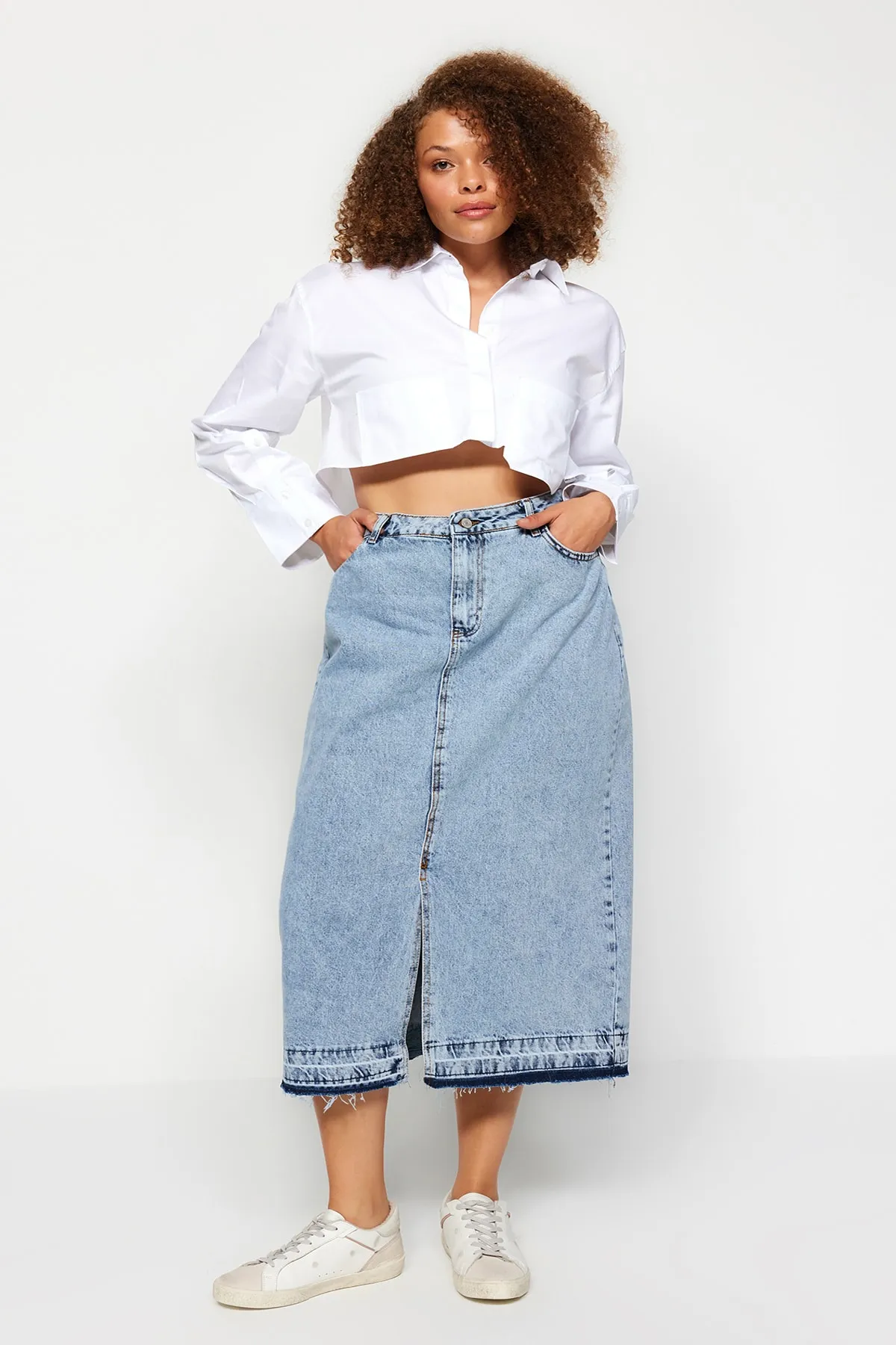 Trendyol Curve  Blauer Jeansrock mit Schlitz vorne TBBSS23AZ00054