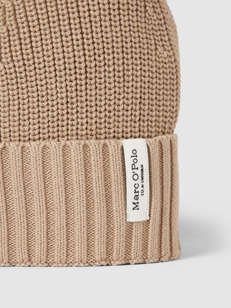 Beanie mit breitem Umschlag und Label-Detail in beige