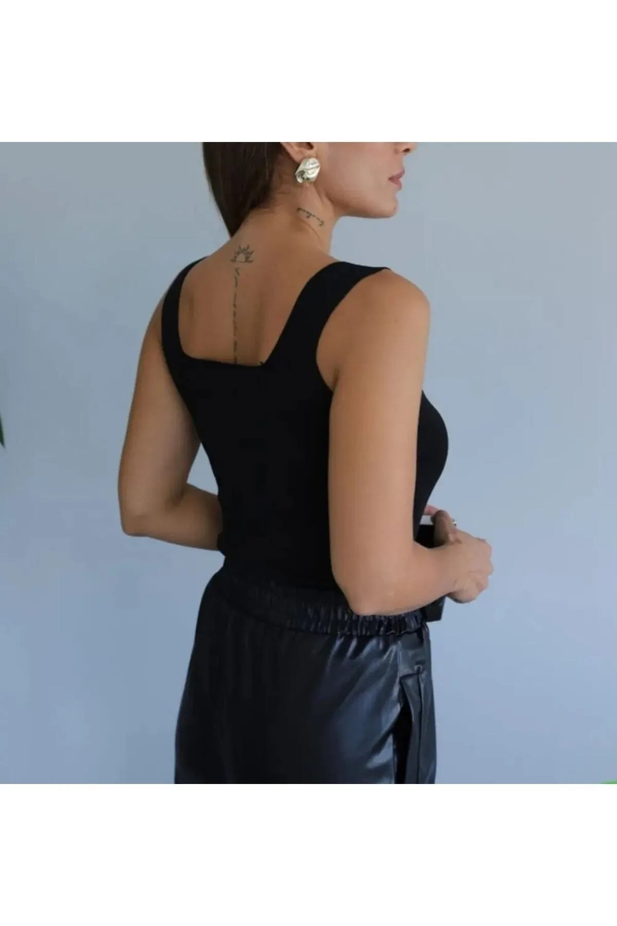 Qu Style  Damen-Sportbluse aus Strick mit quadratischem Kragen in Schwarz