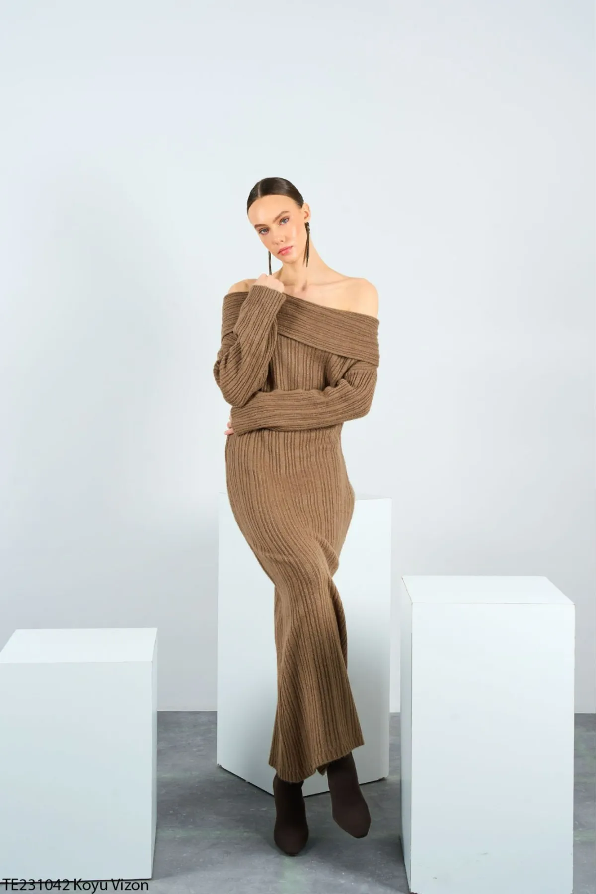 Laluvia  Kamelfarbenes, langes Kleid mit Schalkragen