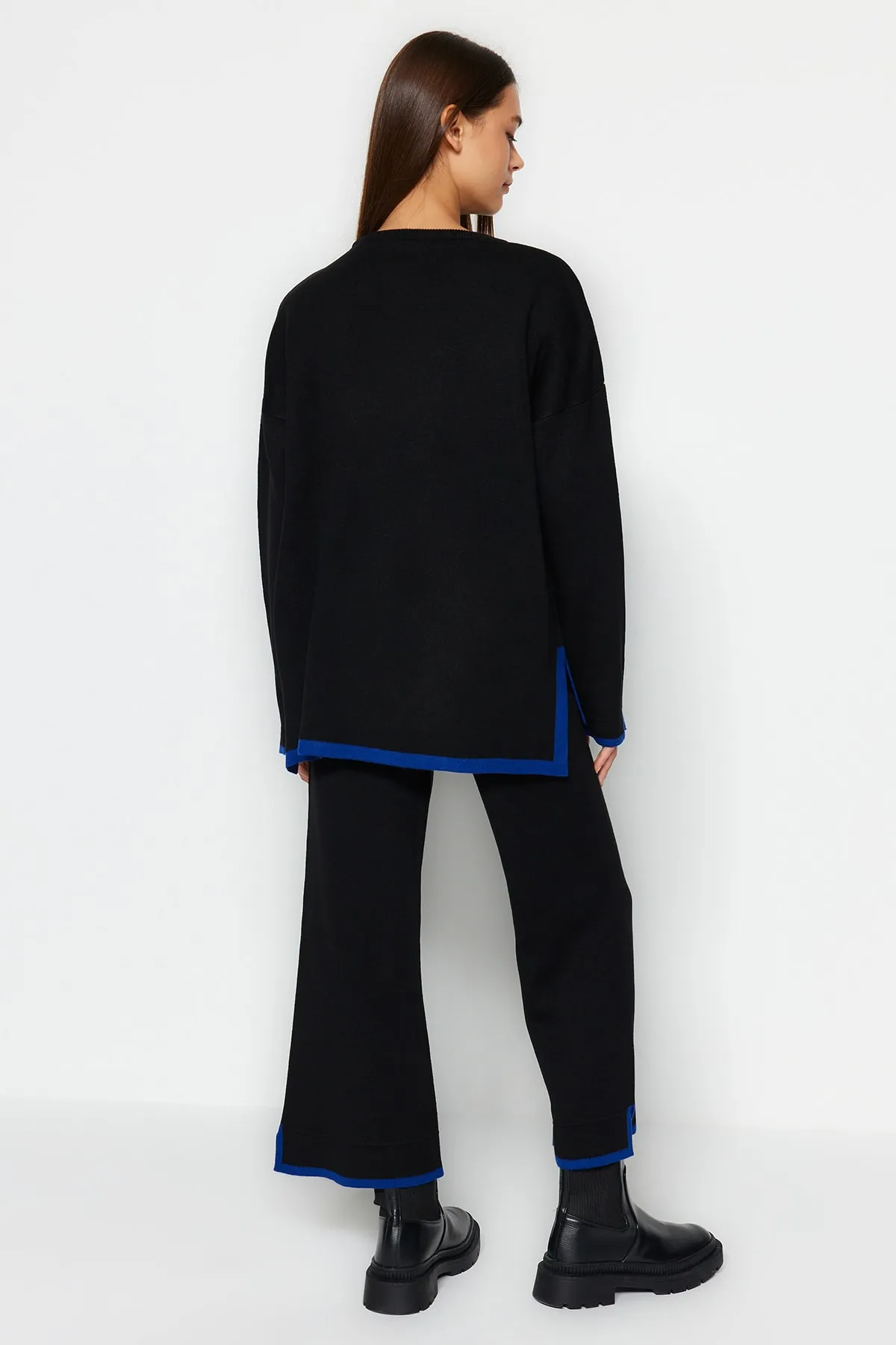 Trendyol Collection  Schwarzes, weit geschnittenes Strickoberteil und -unterteil in Kontrastfarbe TWOAW24AU00062