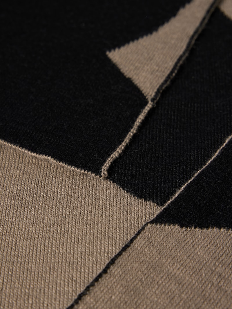 Wollschal mit grafischem Muster Modell 'Acro' in schwarz