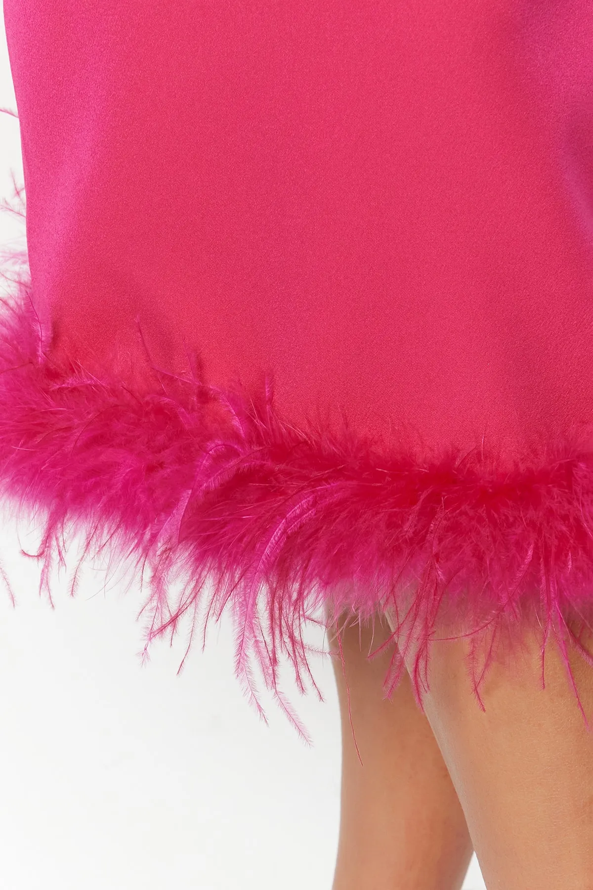 Trendyol Collection  Tailliertes, elegantes Abendkleid in Fuchsia mit gewebten Otriches TPRSS23EL00254