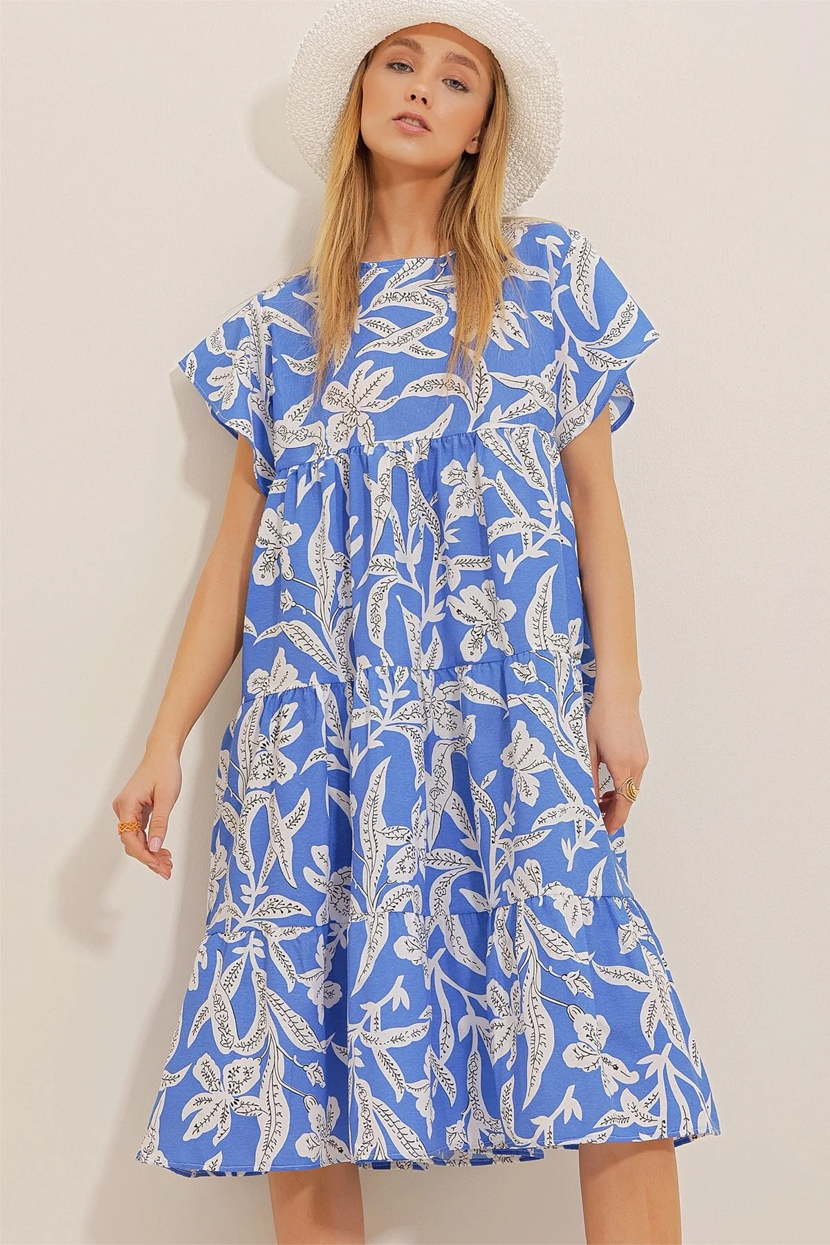 Trend Alaçatı Stili  Damen-Popelinekleid mit Rundhalsausschnitt und Volant von Saks in Blau mit Blumenmuster ALC-X10241